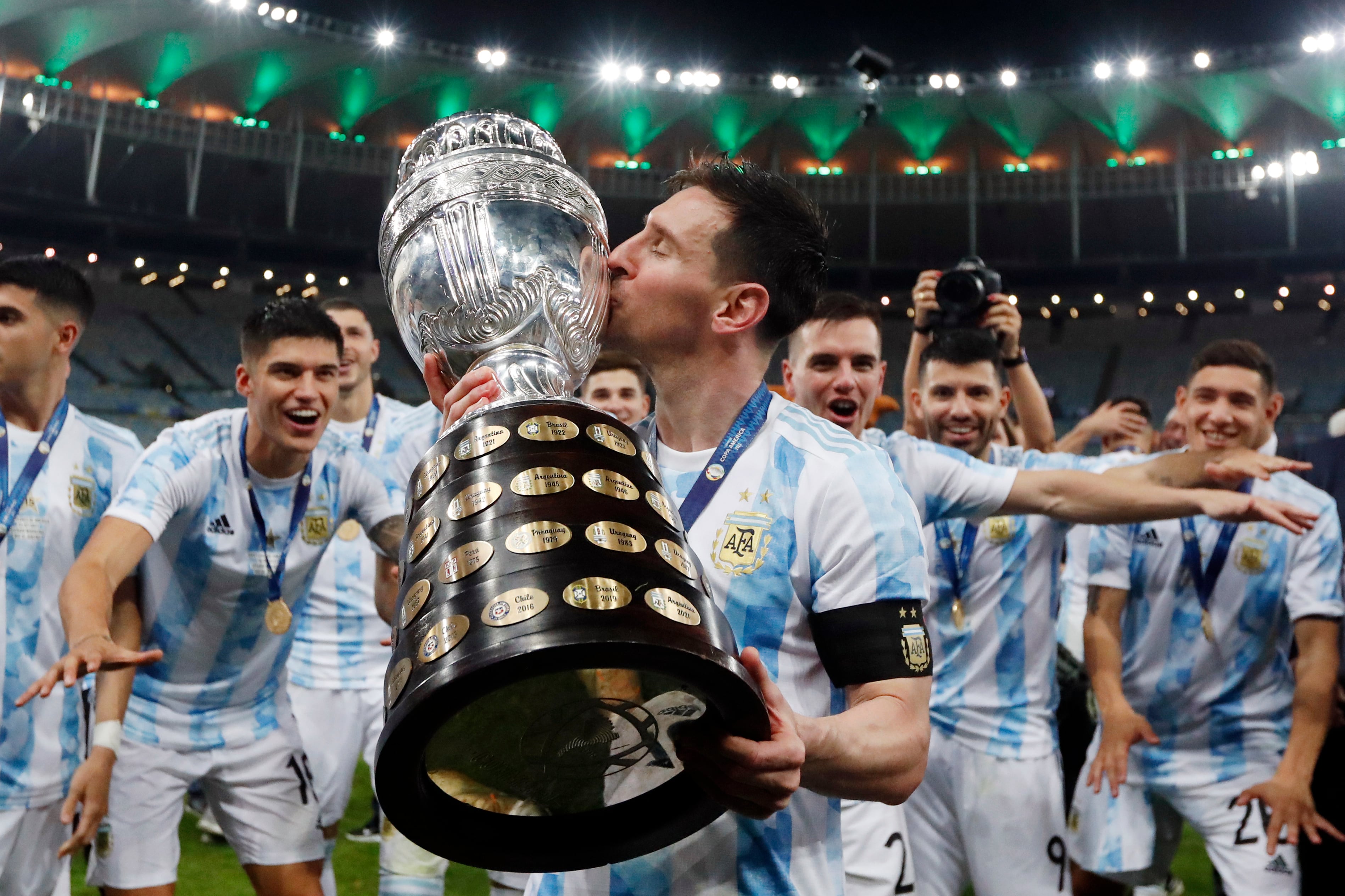 Lionel Messi y la foto del beso en el Maracaná en 2021, cuando levantó la Copa América y se sacó la espina de ganar un título con la selección nacional