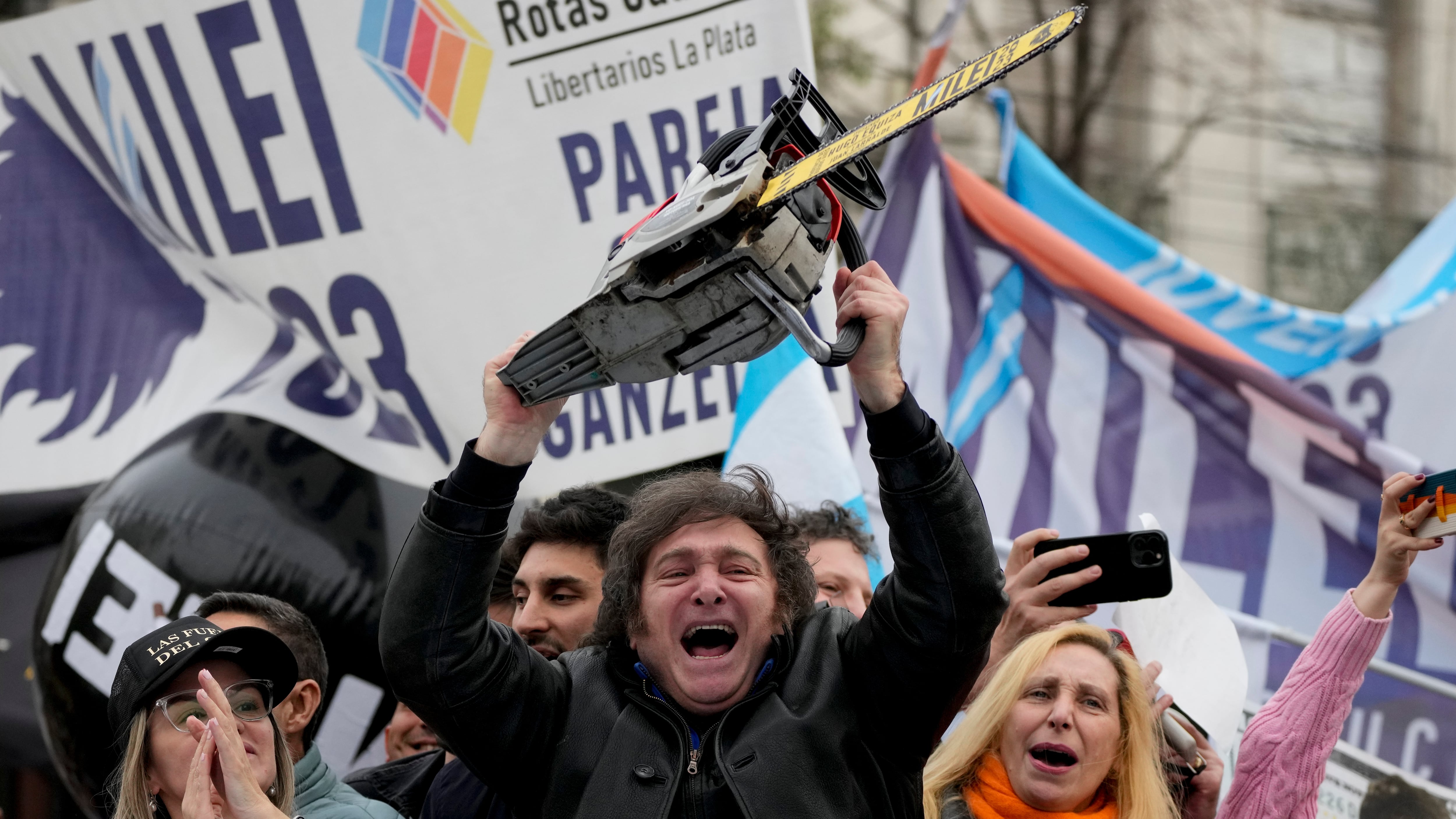 El aspirante presidencial Javier Milei utiliza una motosierra en en acto de campaña La Plata, Argentina, el 12 de septiembre de 2023. Milei ganó la presidencia en el balotaje del 19 de noviembre. (AP Foto/Natacha Pisarenko)