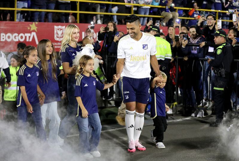 El delantero colombiano Radamel Falcao García, en compañía de su familia, ingresa para su presentación como nuevo jugador de Millonarios al terreno de juego del estadio el Campín de Bogotá, Colombia, 16 de julio, 2024. REUTERS/Luisa González