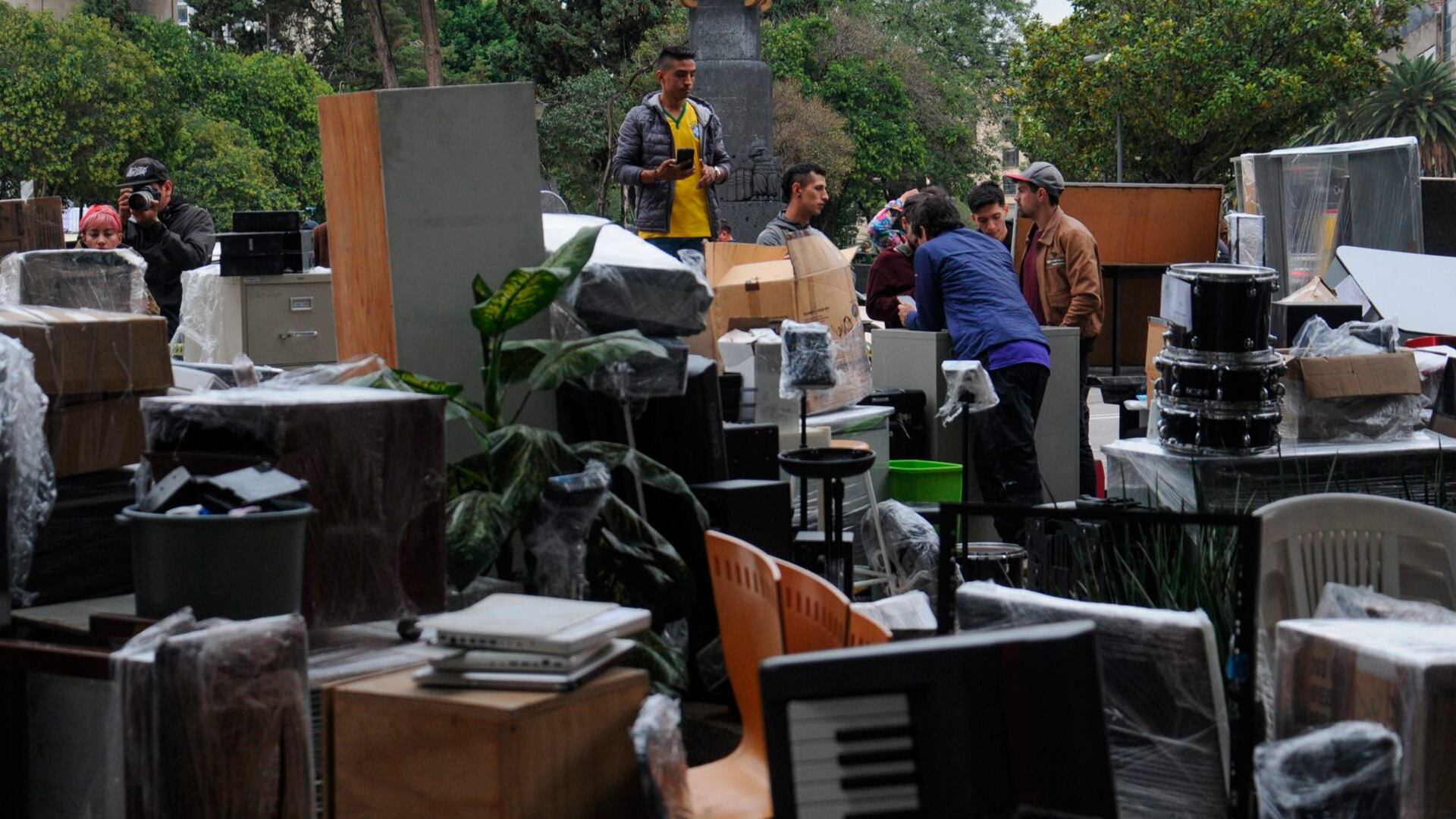 Desalojan escuela de Música frente al Monumento a la Revolución; reportan rapiña de instrumentos