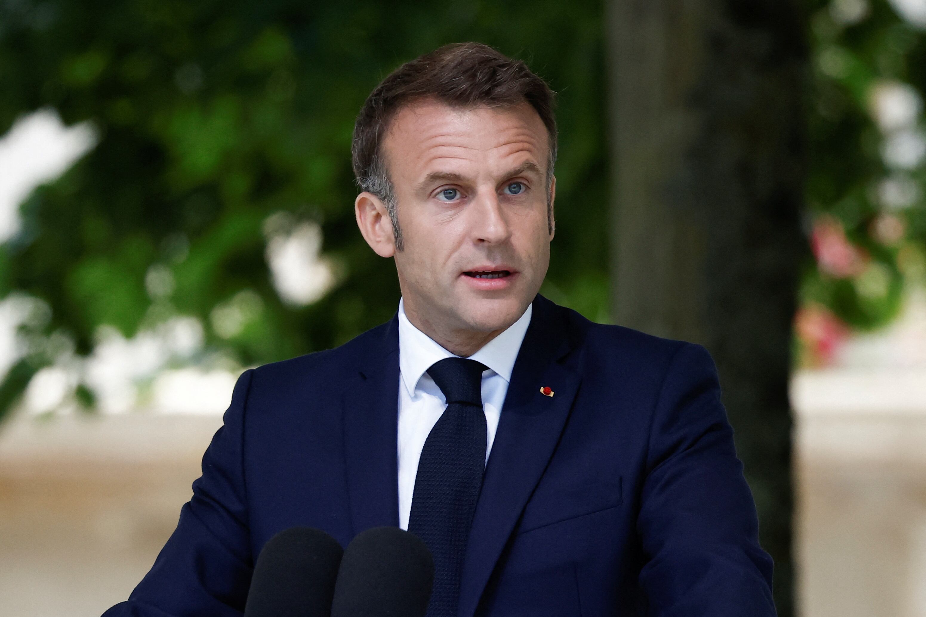 Ante las amenazas de una derrota histórica, Macron prepara su nueva estrategia para las elecciones legislativas: “Ganar más y gastar menos” (REUTERS)