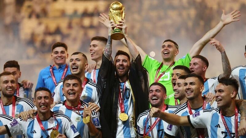 Messi junto al resto de la selección argentina celebran el título en el Mundial de Qatar 2022 (REUTERS/Carl Recine)