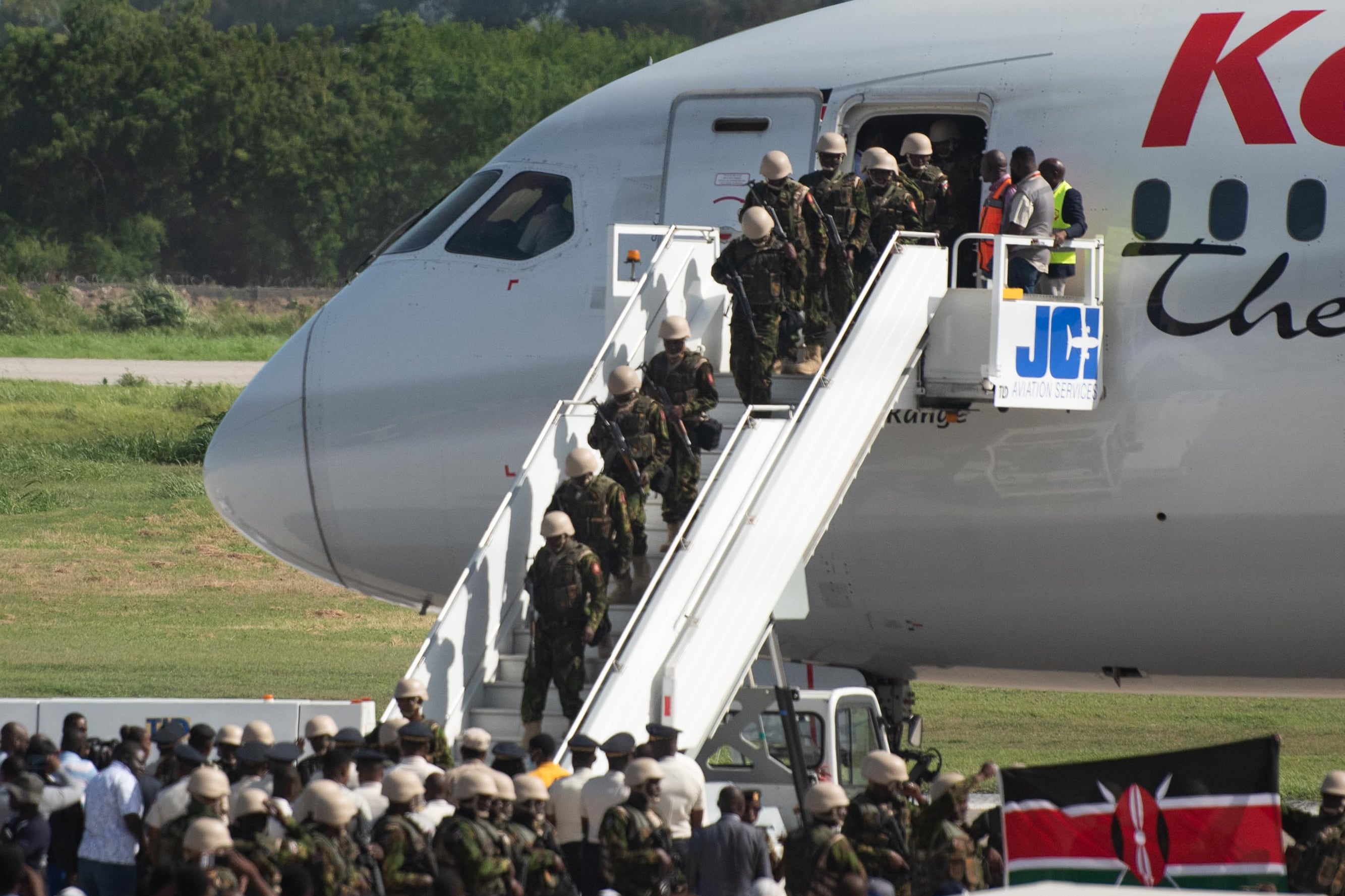 Soldados kenianos descienden de un avión este 25 de junio de 2024, en el aeropuerto Toussaint Louverture de Puerto Príncipe (Haití). EFE/ Johnson Sabin 