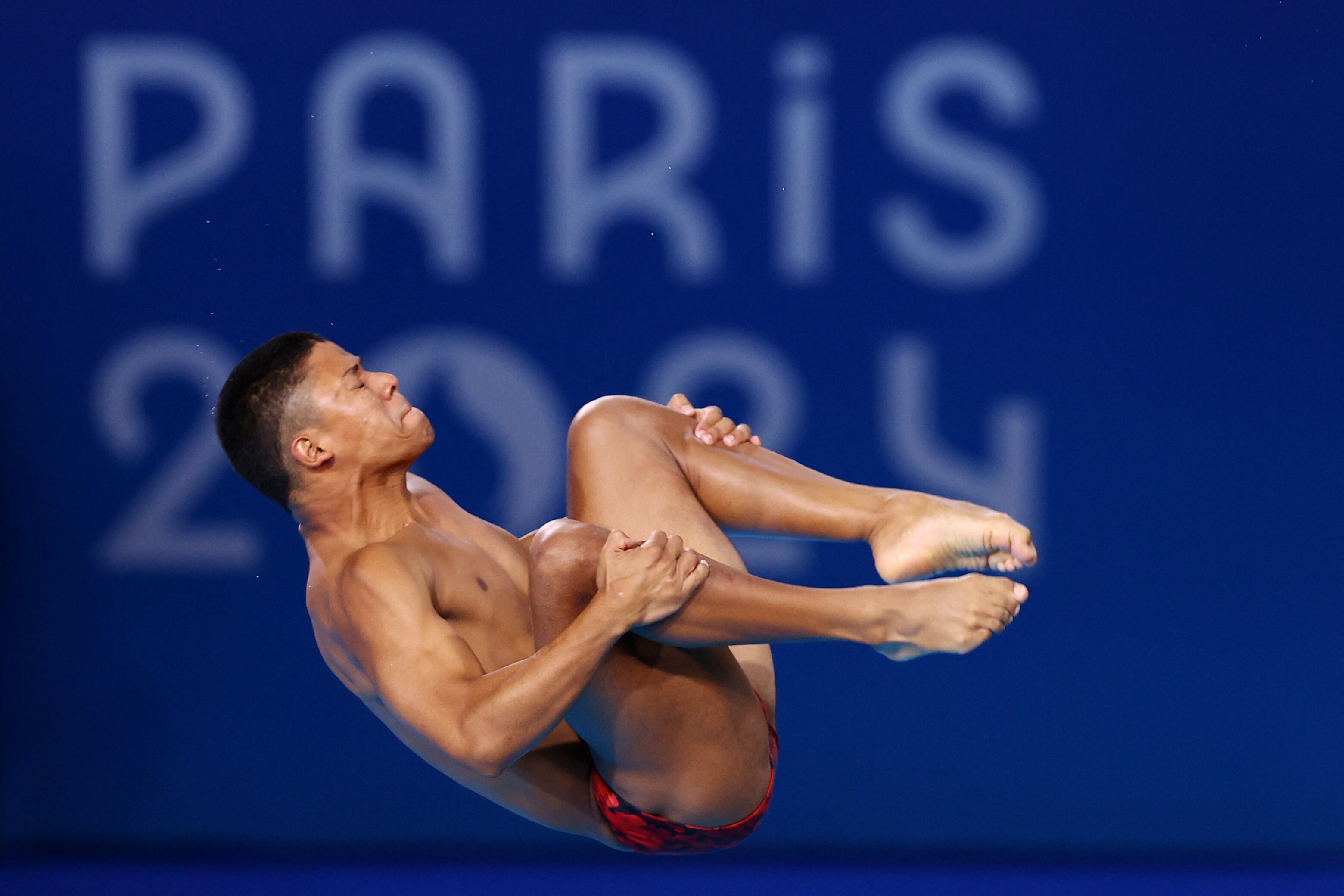 . Luis Felipe Uribe Bermudez se encuentra en acción en París 2024 en trampolín tres metros - crédito Hannah Mckay / REUTERS 