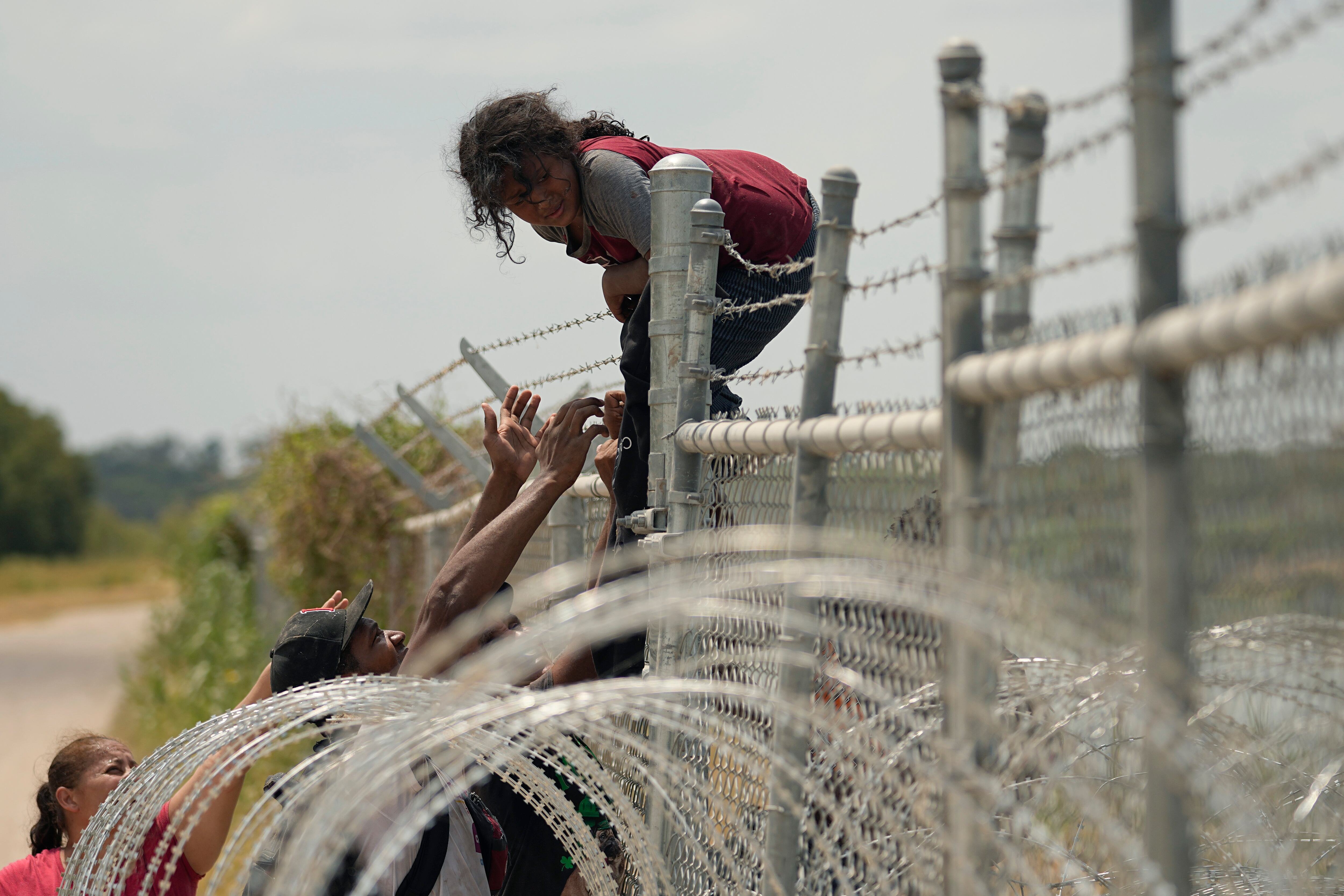 Migrantes que cruzaron el río Bravo (o Grande) desde México hacia Estados Unidos. (AP Foto/Eric Gay, Archivo)