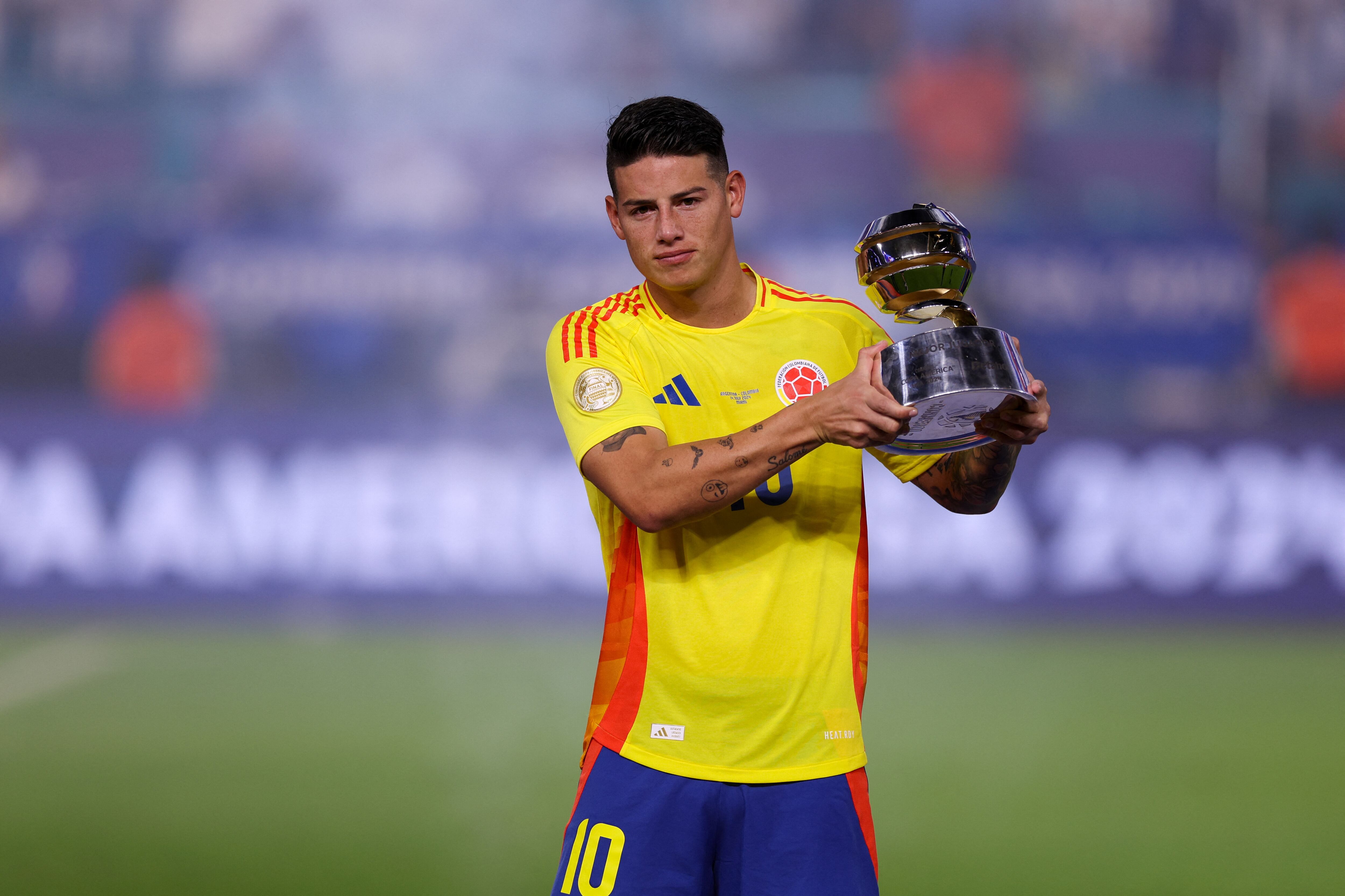 James Rodríguez posa con el premio de mejor jugador de la Copa América USA 2024 - crédito Nathan Ray Seebeck-USA TODAY Sports