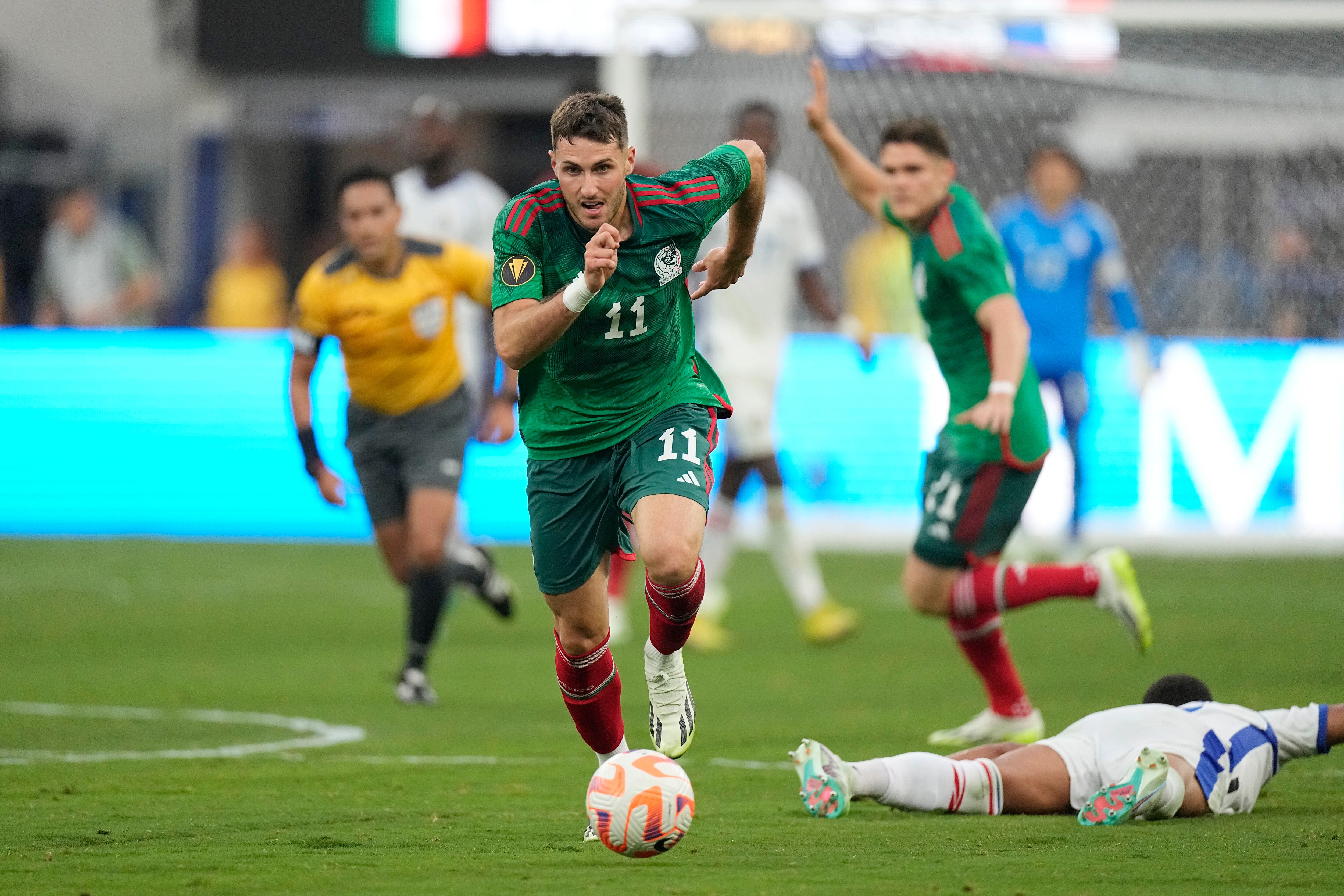 Santiago Giménez es el futbolista más importante, siendo uno de los más destacados en Europa en la última temporada. (AP Foto/Mark J. Terrill)