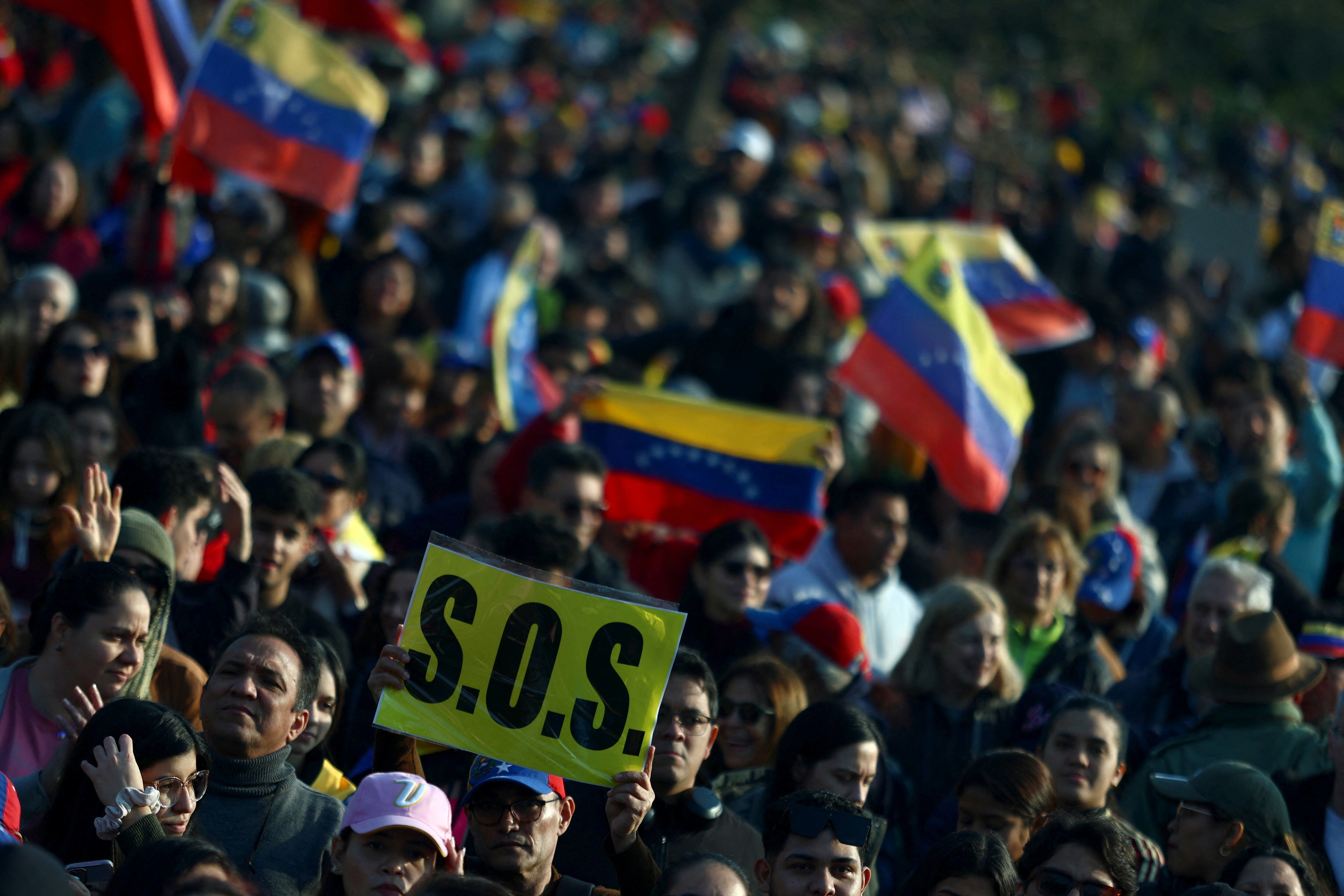 Miles de venezolanos se concentraron en la Floralis Genérica de Buenos Aires (REUTERS/Matias Baglietto)