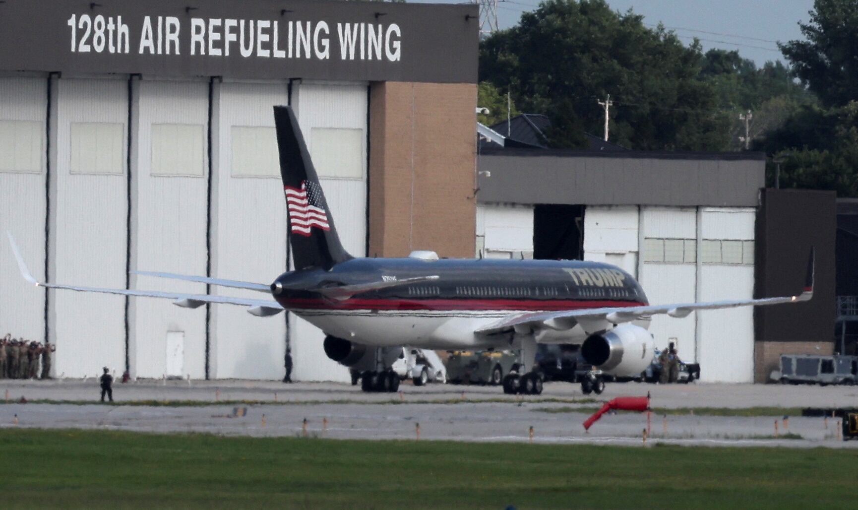 Se pudo ver a personas desembarcando del avión en el aeropuerto de la ciudad de Wisconsin (REUTERS/Carlos Barria)