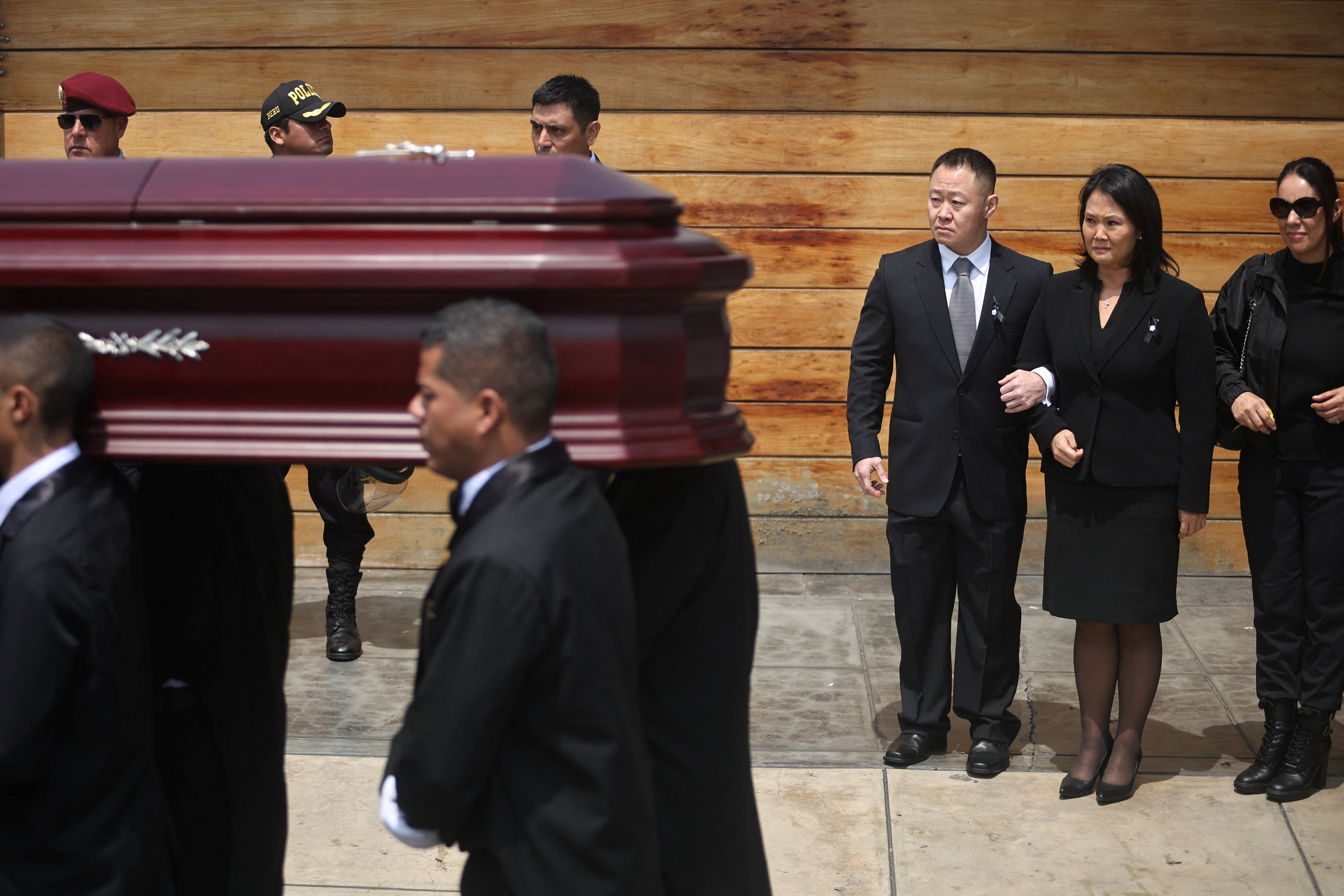 Kenji y Keiko Fujimori vestidos de negro frente al féretro de su padre, el expresidente Alberto Fujimori. REUTERS/Sebastian Castaneda