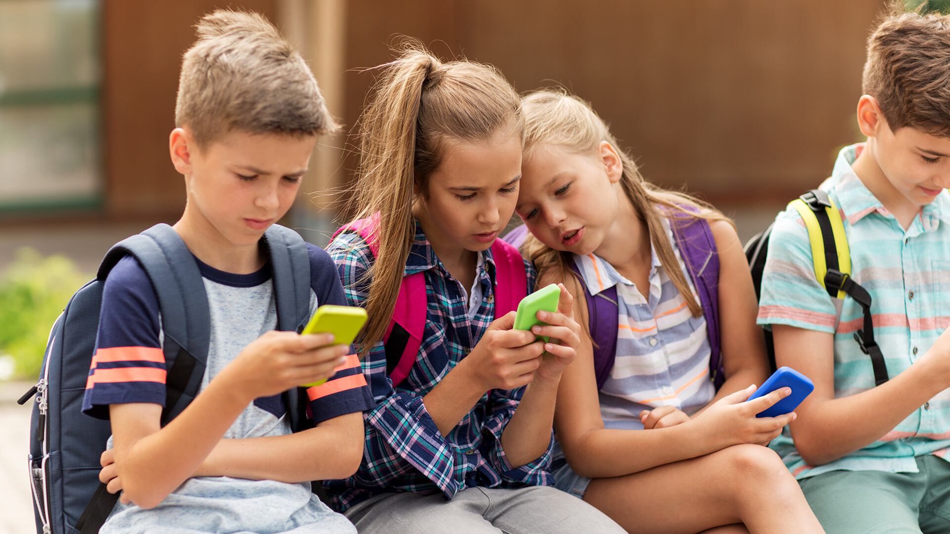  El celular ha reemplazado los espacios tradicionales de interacción, como clubes o plazas, creando una dependencia emocional en los jóvenes (Getty)