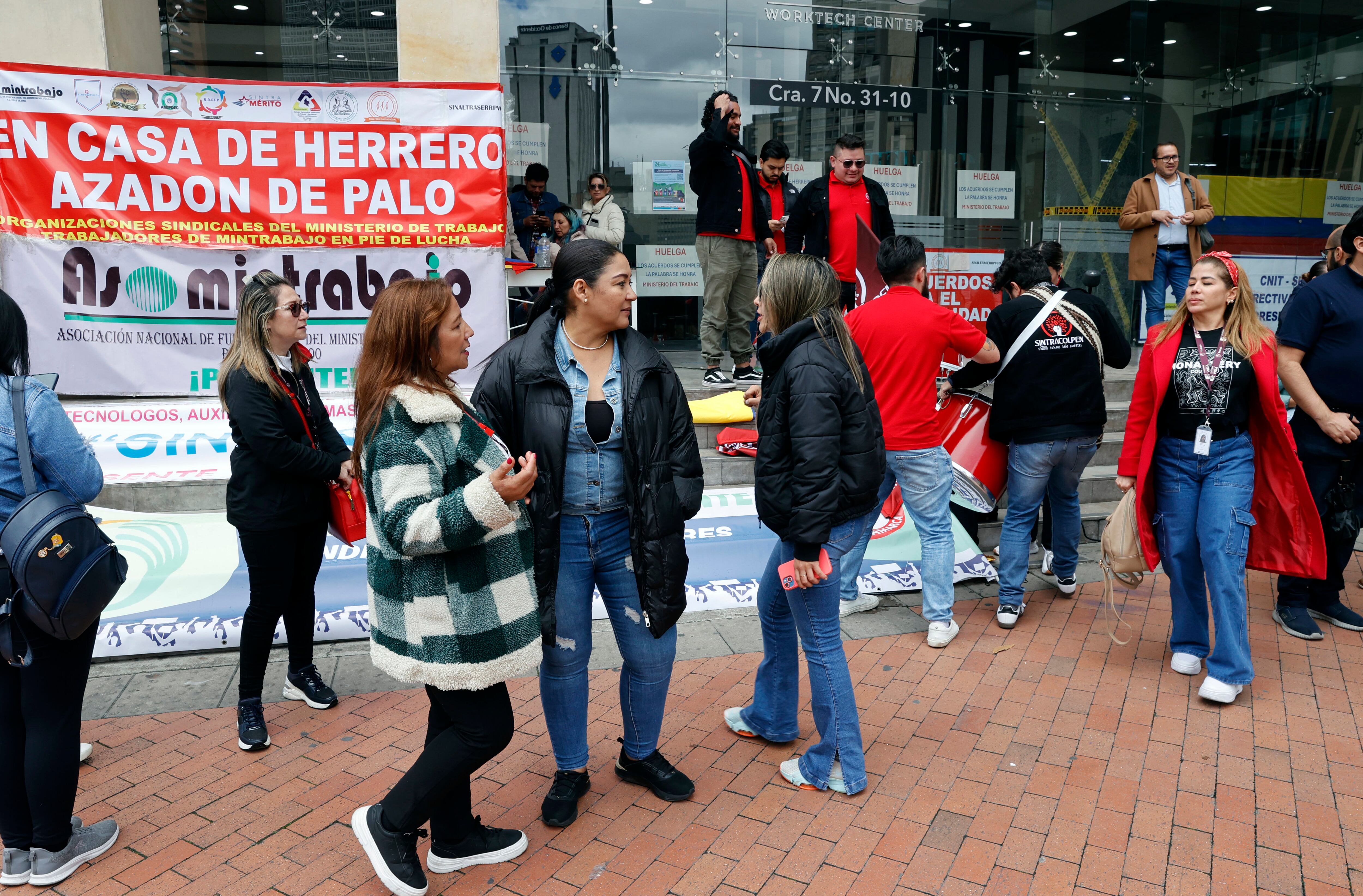 Trabajadores del Ministerio del Trabajo protestaron, porque aseguran que acuerdos fueron incumplidos - crédito Mauricio Dueñas Castañeda/EFE
