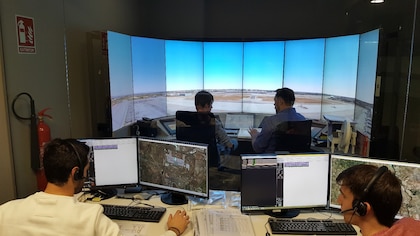 De ‘gamer’ a controlador aéreo: jóvenes de 21 años que se formaron practicando en casa y que ahora gestionan vuelos desde torres de aeropuertos