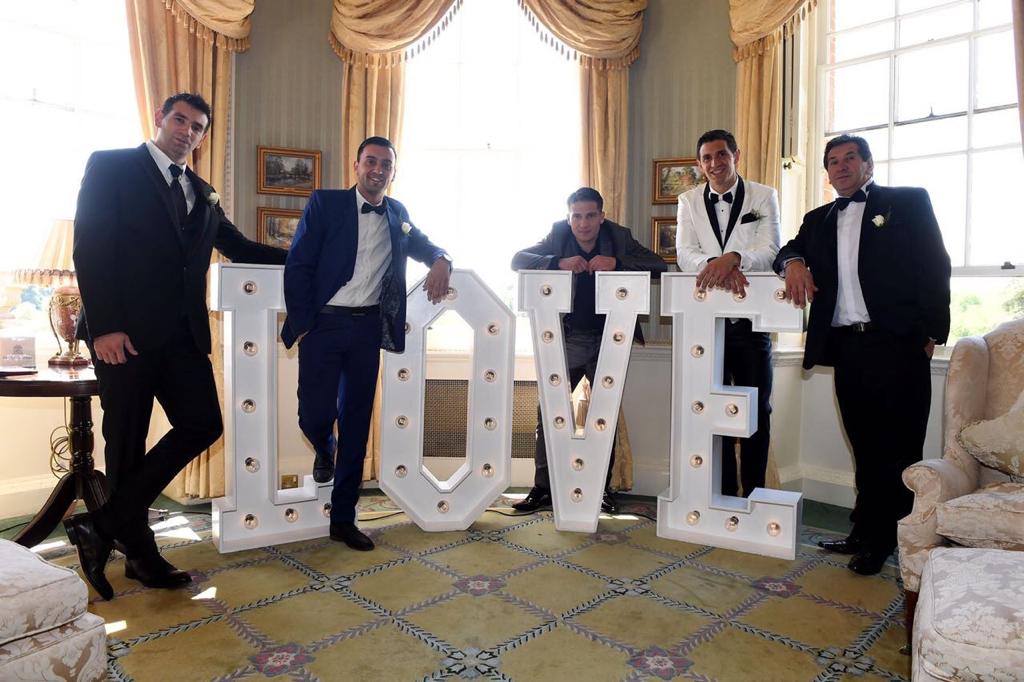 Emiliano Martínez en su casamiento y con su familia