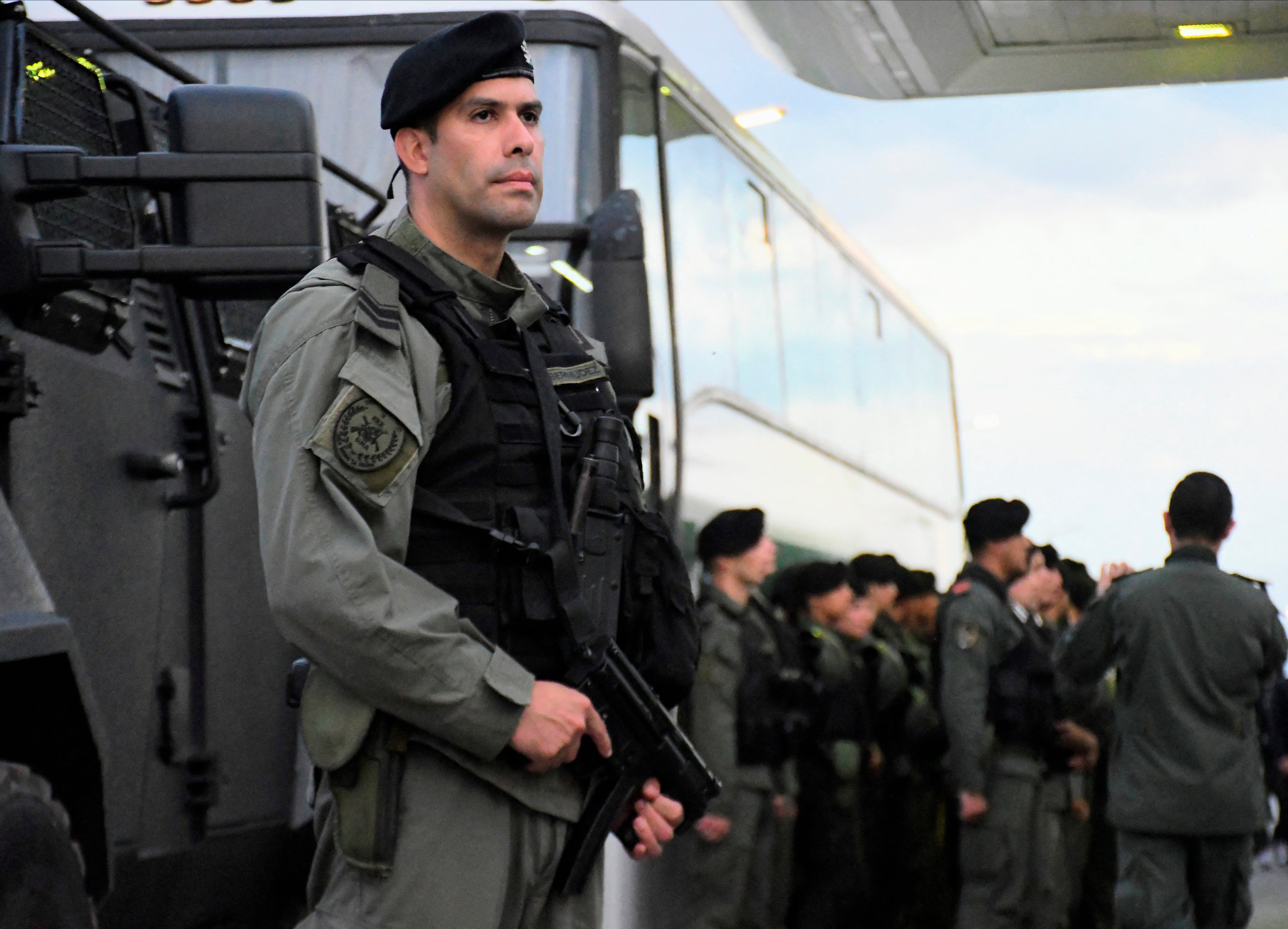 Gendarmerie officers stand guard as they arrive to Rosario after Argentina's Security Minister Patricia Bullrich announced that federal forces will be sent to the city of Rosario to confront drug gangs, in Rosario, Argentina March 11, 2024. REUTERS/Stringer