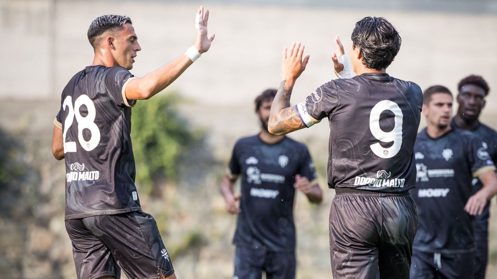 Gianluca Lapadula festejando con Răzvan Marin la apertura del score en Valle de Aosta. - Crédito: Cagliari