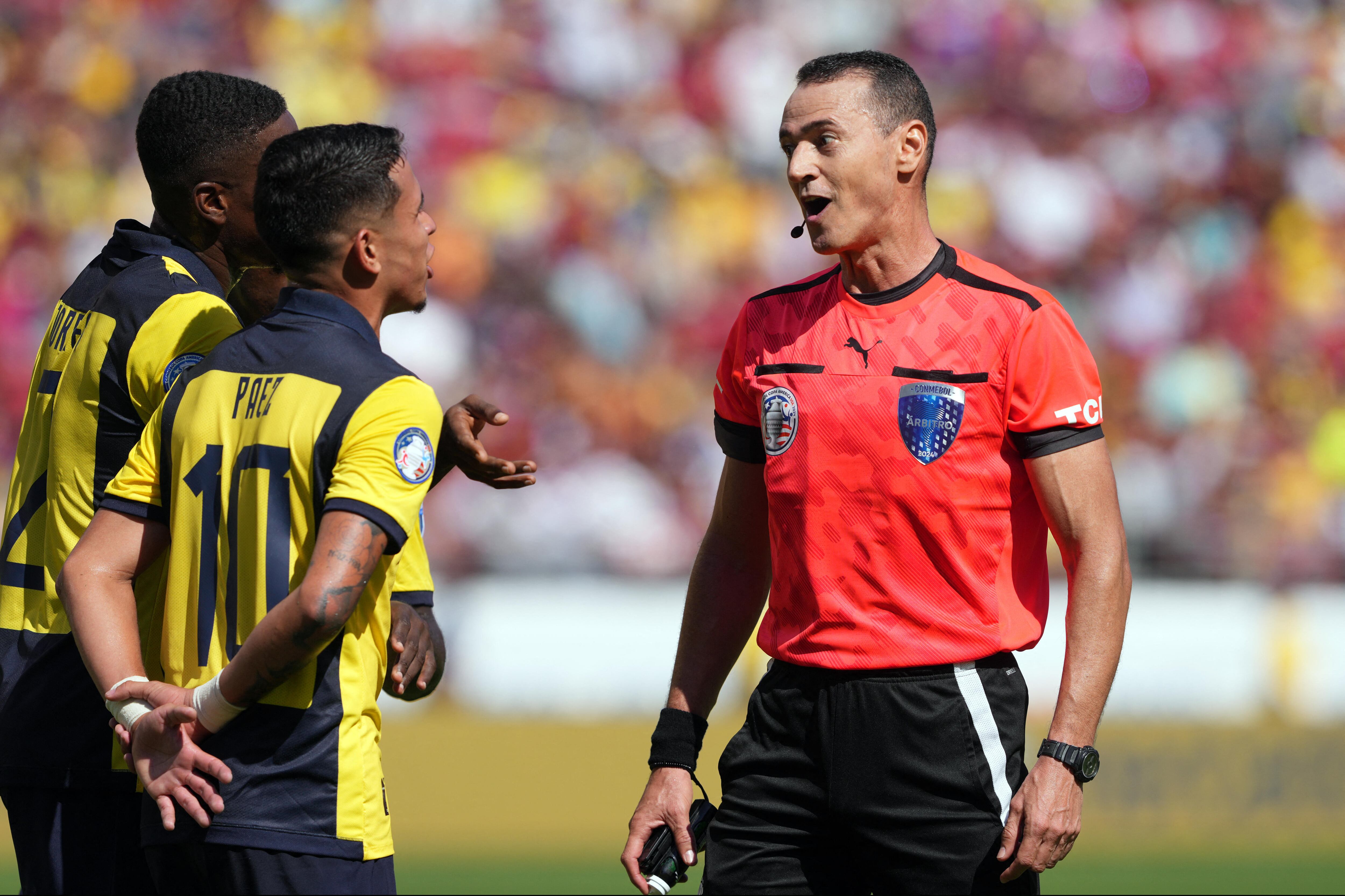 El árbitro Wilmar Alexander Roldan Perez fue el primero en usar su micrófono para comunicarle a todo el estadio una decisión tomada (quitó la tarjeta amarilla que le había mostrado a Valencia para expulsarlo con roja)