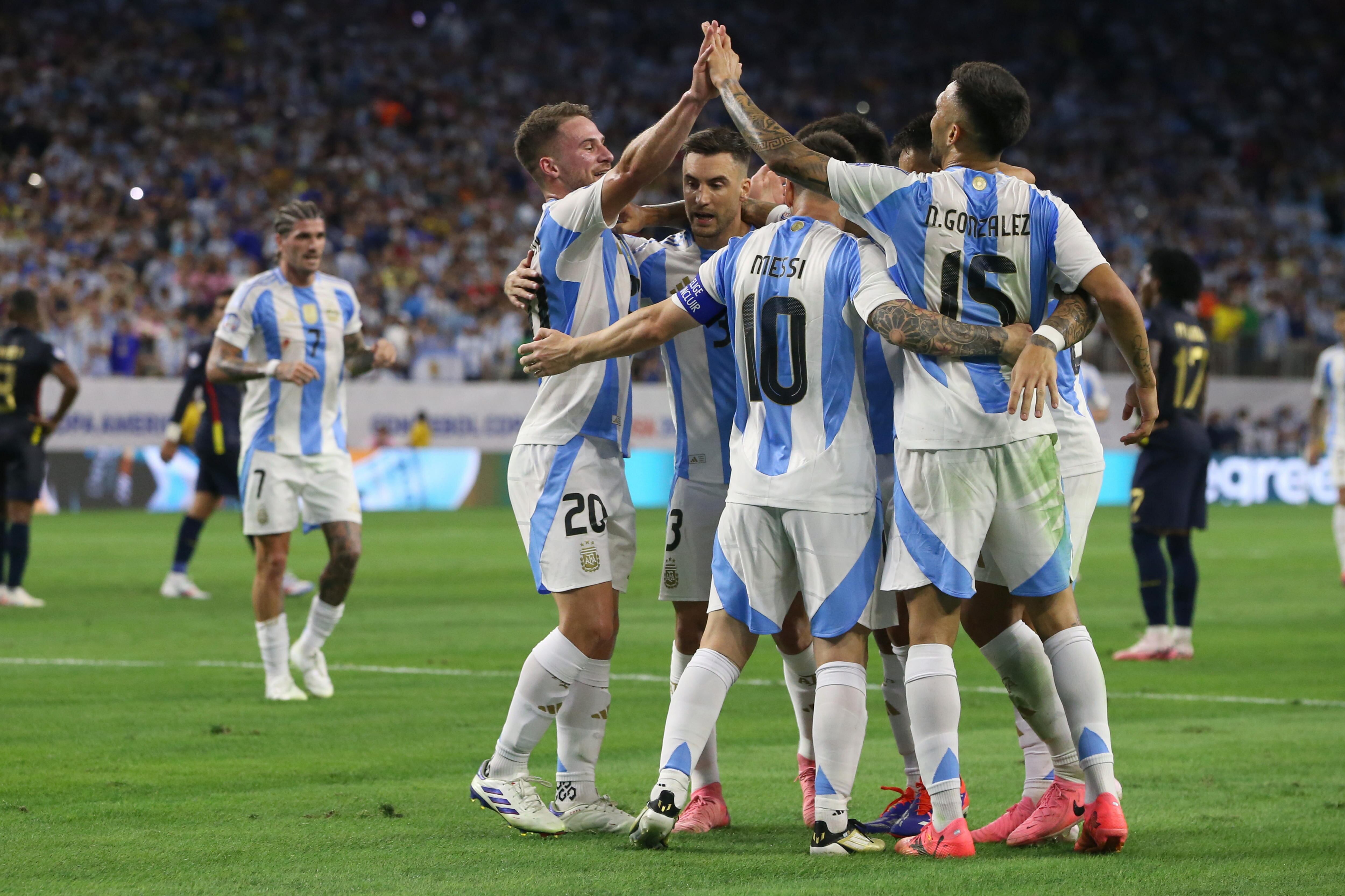 Jugadores se la selección argentina celebran el gol anotado por Lisandro Martínez ante Ecuador en los cuartos de final de la Copa América 2024. EFE/EPA/LESLIE PLAZA JOHNSON
