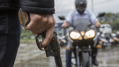 Pareja de motociclistas víctima de robo en Medellín terminó refugiándose en vehículo particular que pasaba por el frente