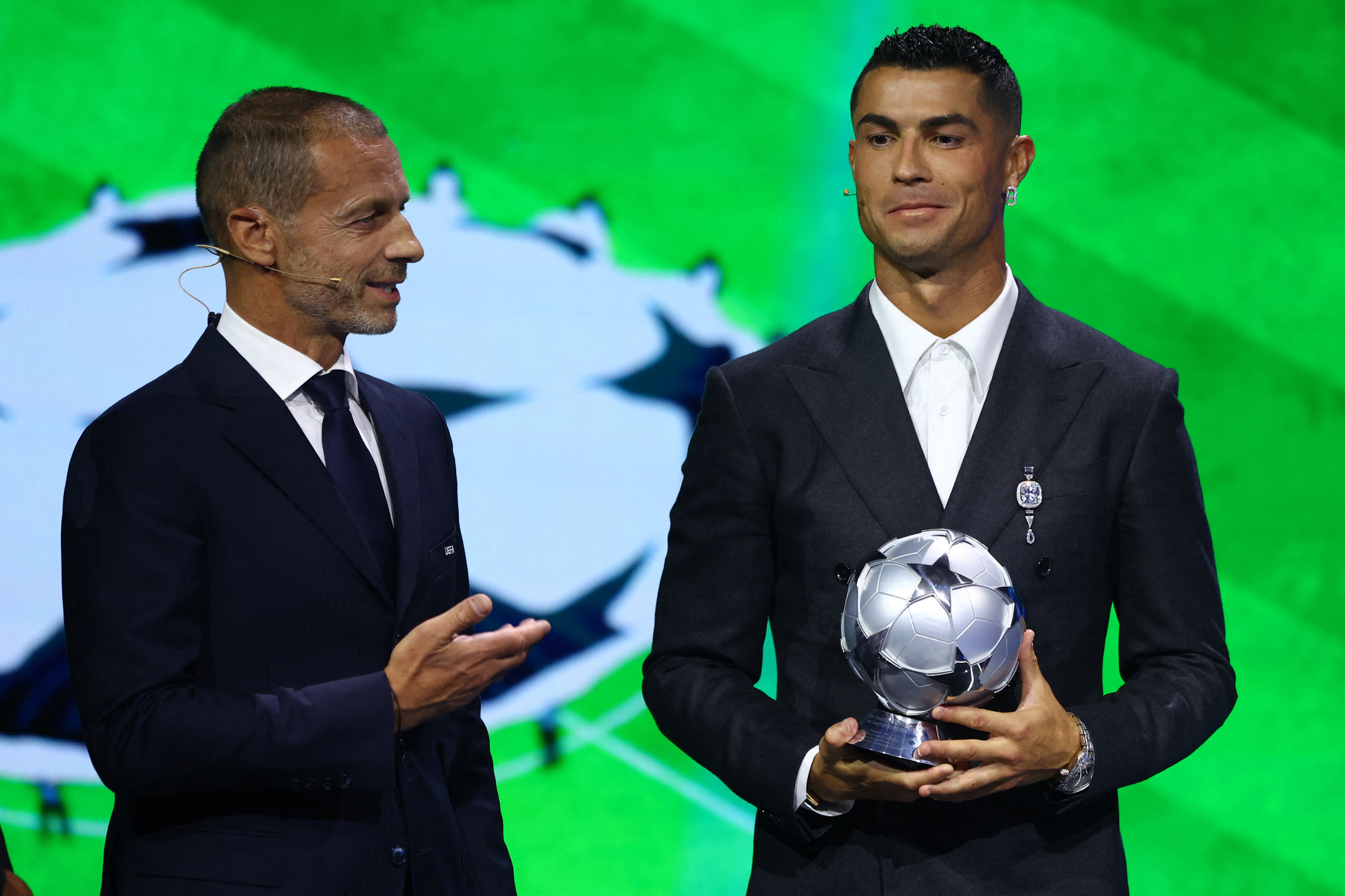 El presidente de la UEFA, Aleksander Ceferin, con Cristiano Ronaldo, quien recibió un premio por ser el goleador histórico de la Champions League (REUTERS/Manon Cruz)