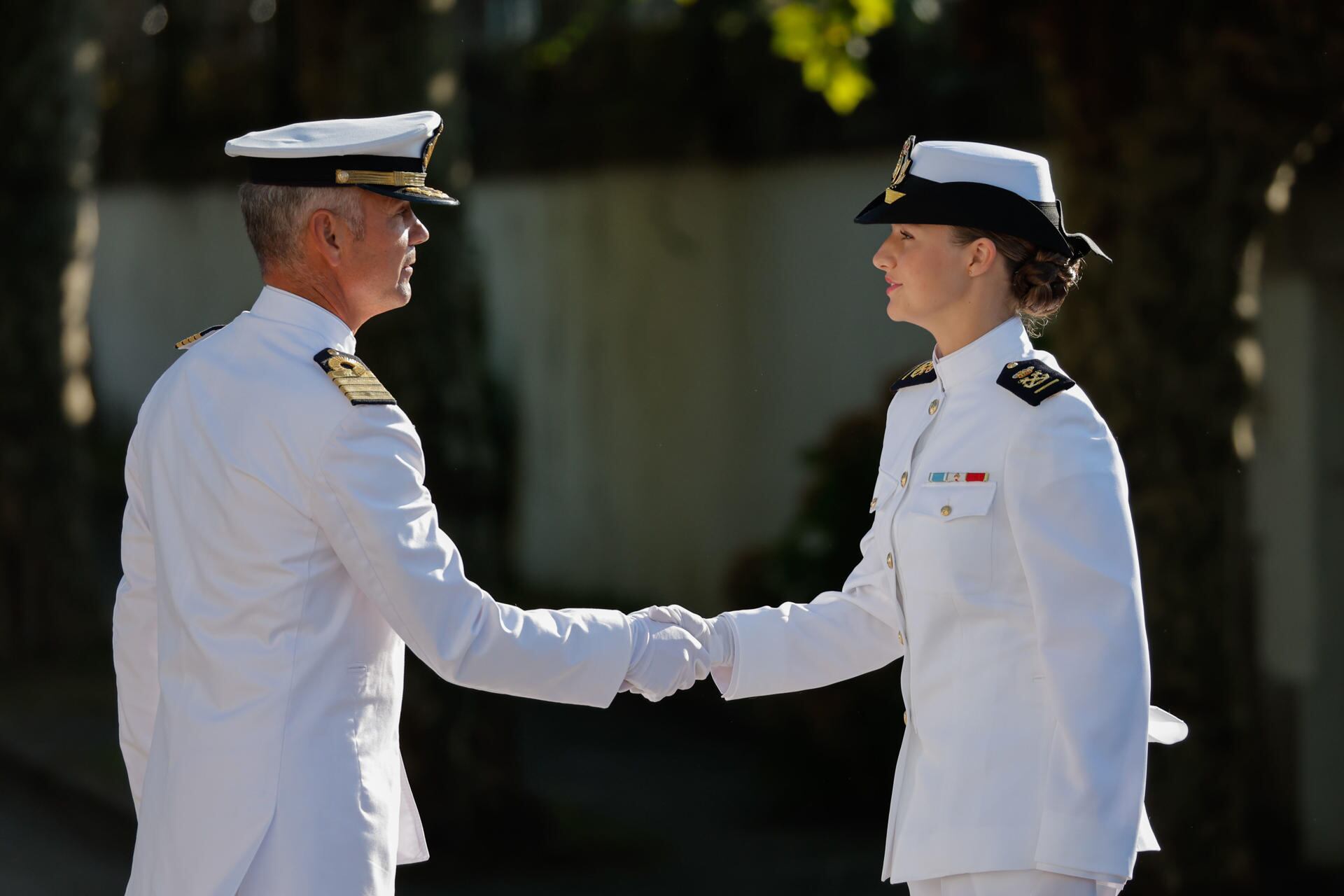 La princesa Leonor, saludando al Comandante-Director de la Escuela Naval Militar de Marín. (EFE)