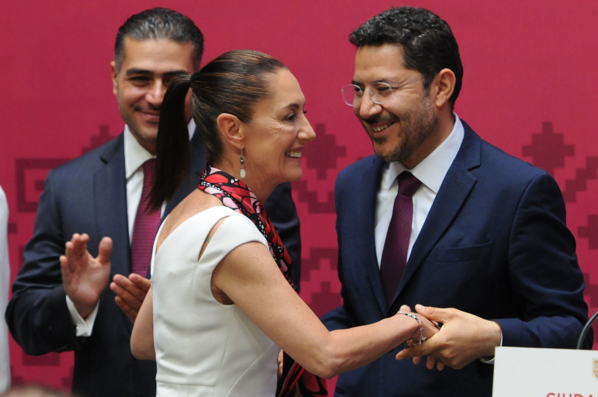 Claudia Sheinbaum recorre el país en una gira estratégica para su campaña, interactuando con simpatizantes
Morena
4T