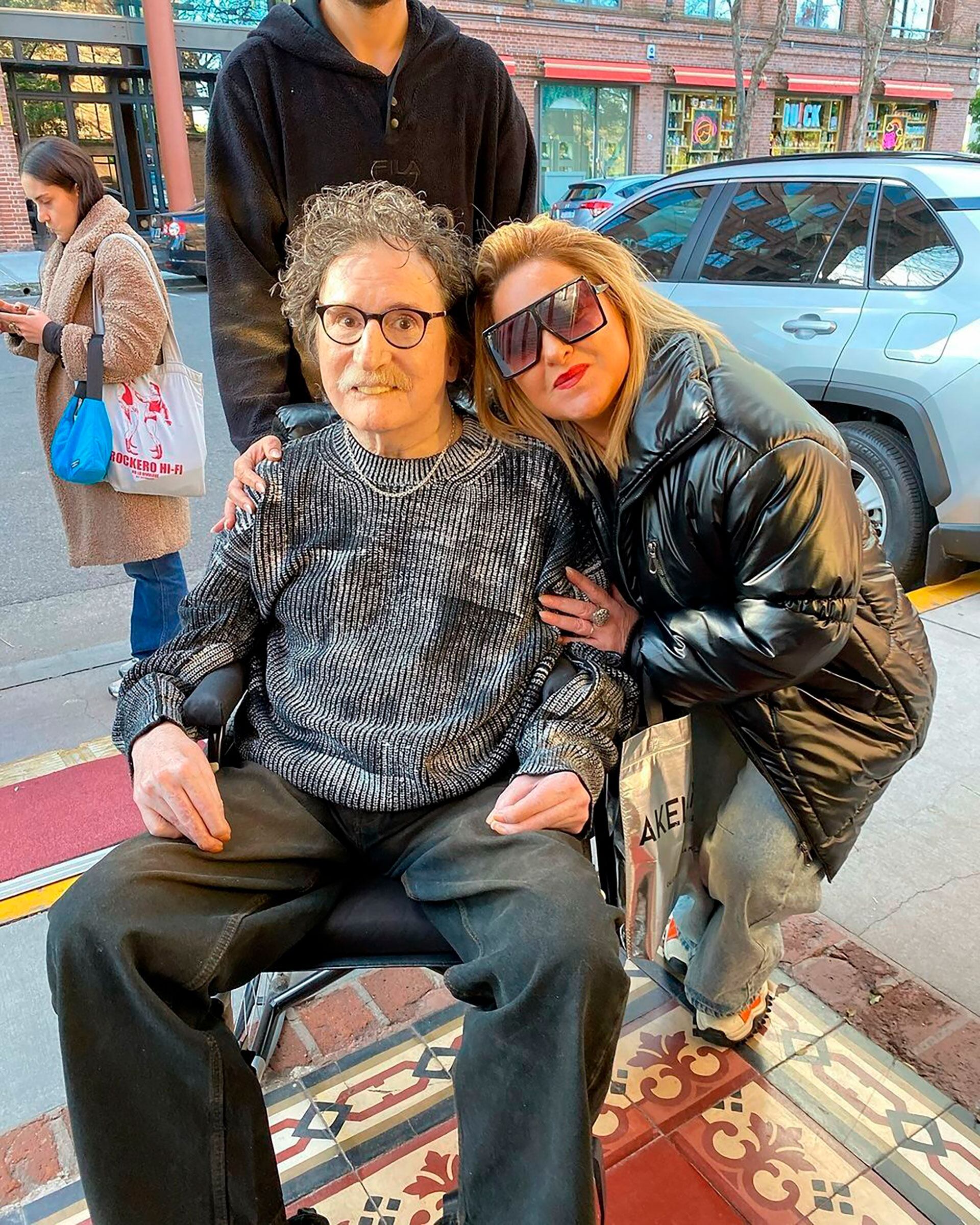 Charly García se encuentra con fans a la salida del Hotel Faena