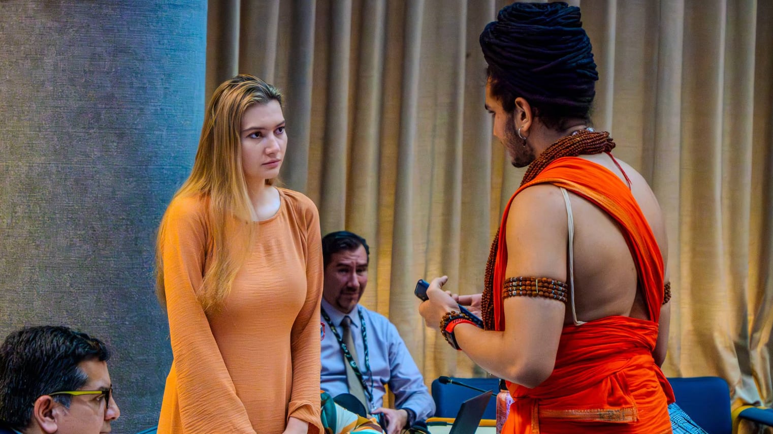 La ministra de Ambiente, Sade Fritschi y un monje de Kailasa.  (X/
@SriNithyananda)