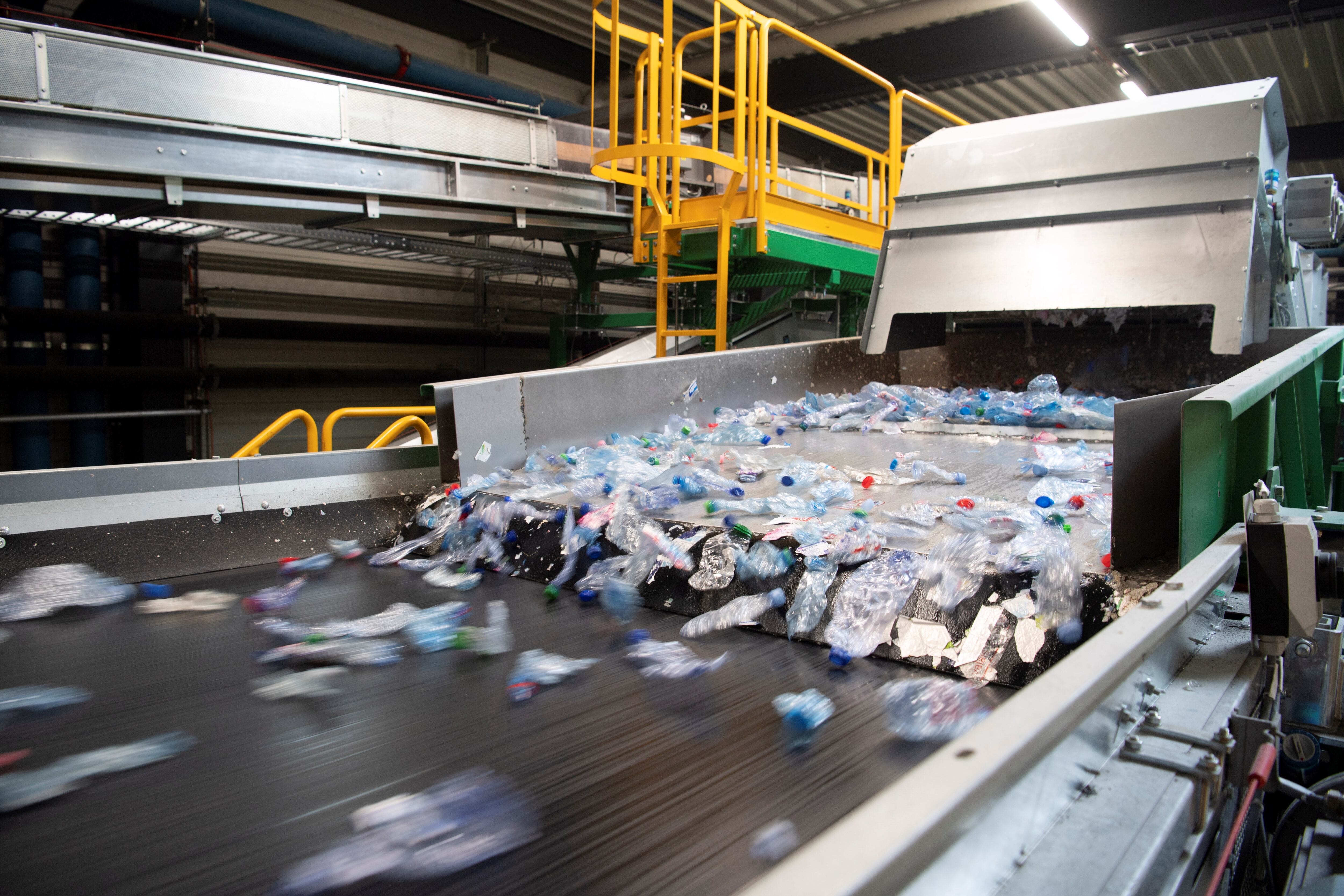  El reciclaje de plásticos tiene un impacto limitado. En Estados Unidos, menos del 6% de los plásticos se reciclan. Participantes del movimiento Julio Sin Plástico buscan soluciones más efectivas. (EPA/GIAN EHRENZELLER)
