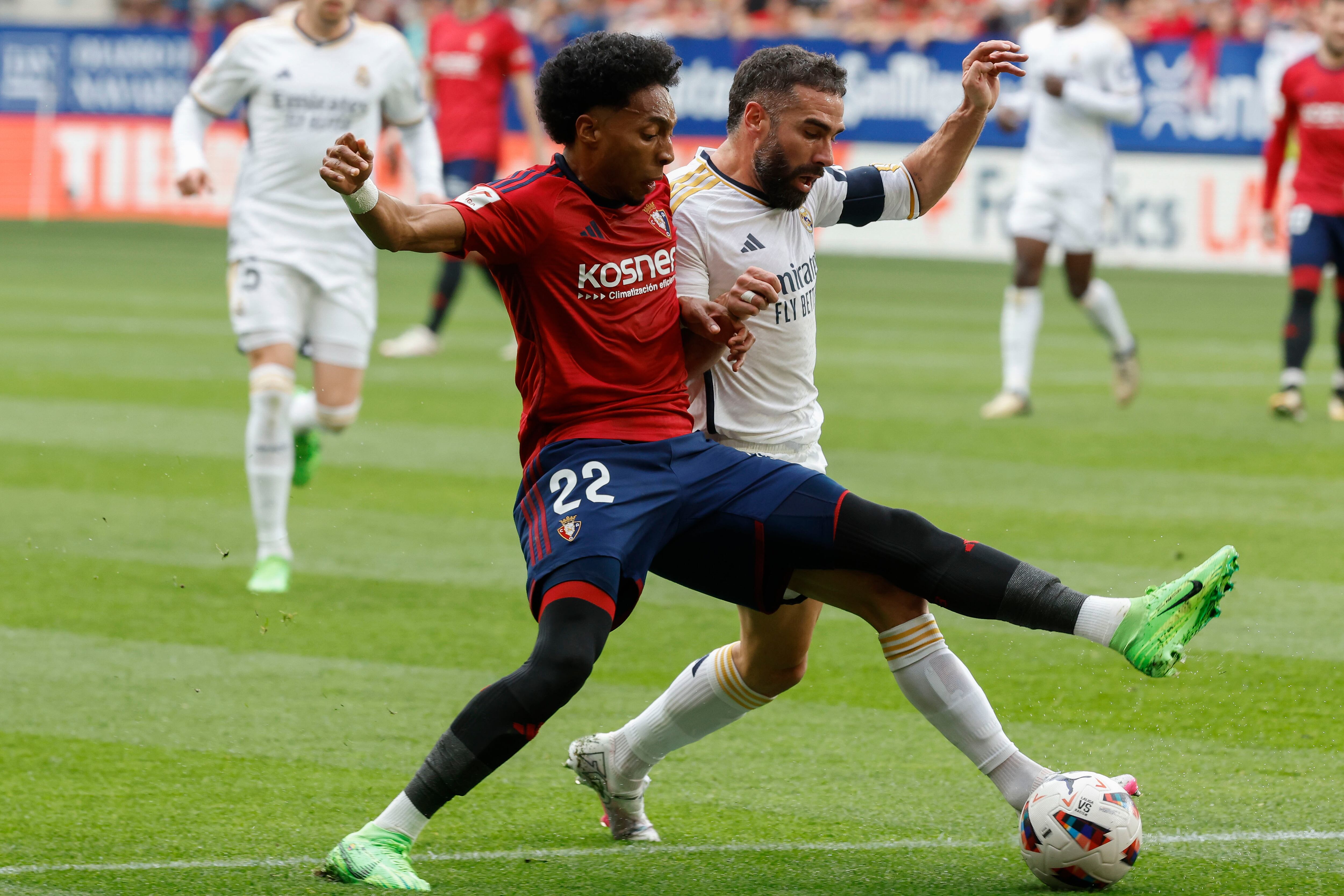 Johan Mojica y Daniel Carvajal disputando una pelota en el duelo Osasuna vs Real Madrid de la temporada 2023-2024 crédito - Villar López / EFE
