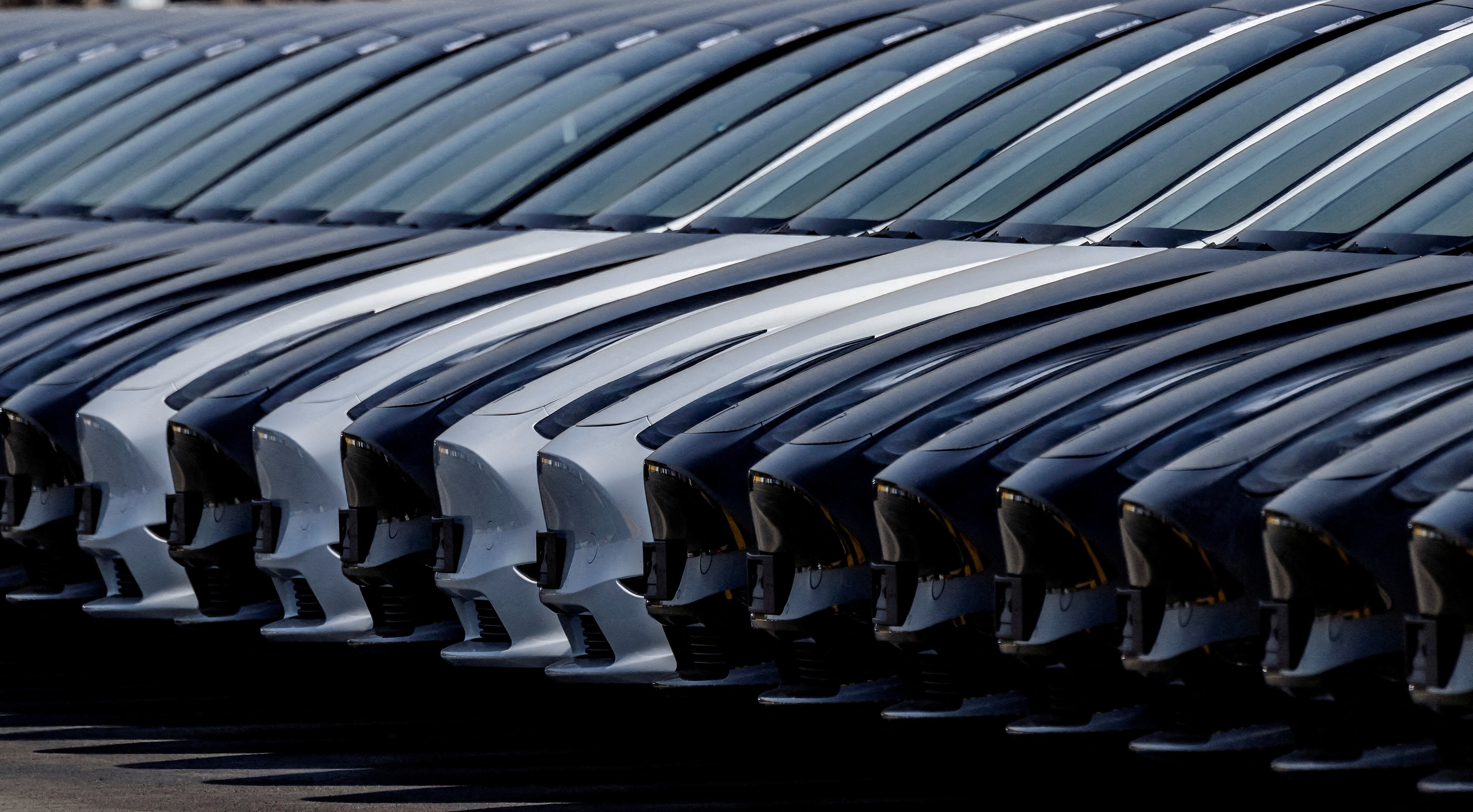 Tesla es la única marca que sólo construye autos eléctricos y está presente en todo el mundo. Las chinas como BYD tienen modelos híbridos y todavía están en expansión REUTERS/Hannibal Hanschke/File Photo