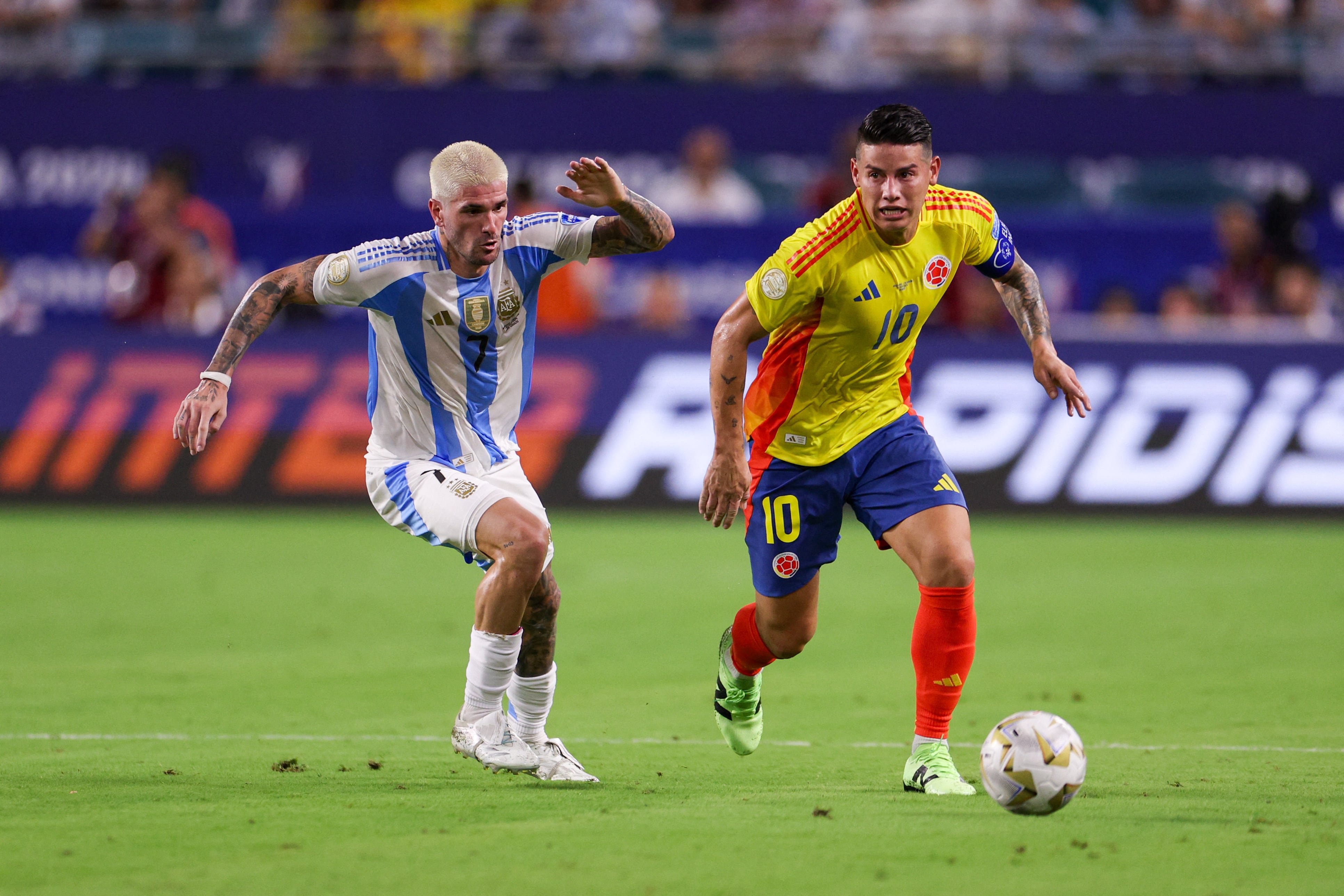 Rodrigo De Paul marcando a James Rodríguez en la final de la Copa América 2024 en Miami - crédito Nathan Ray Seebeck-USA TODAY Sports