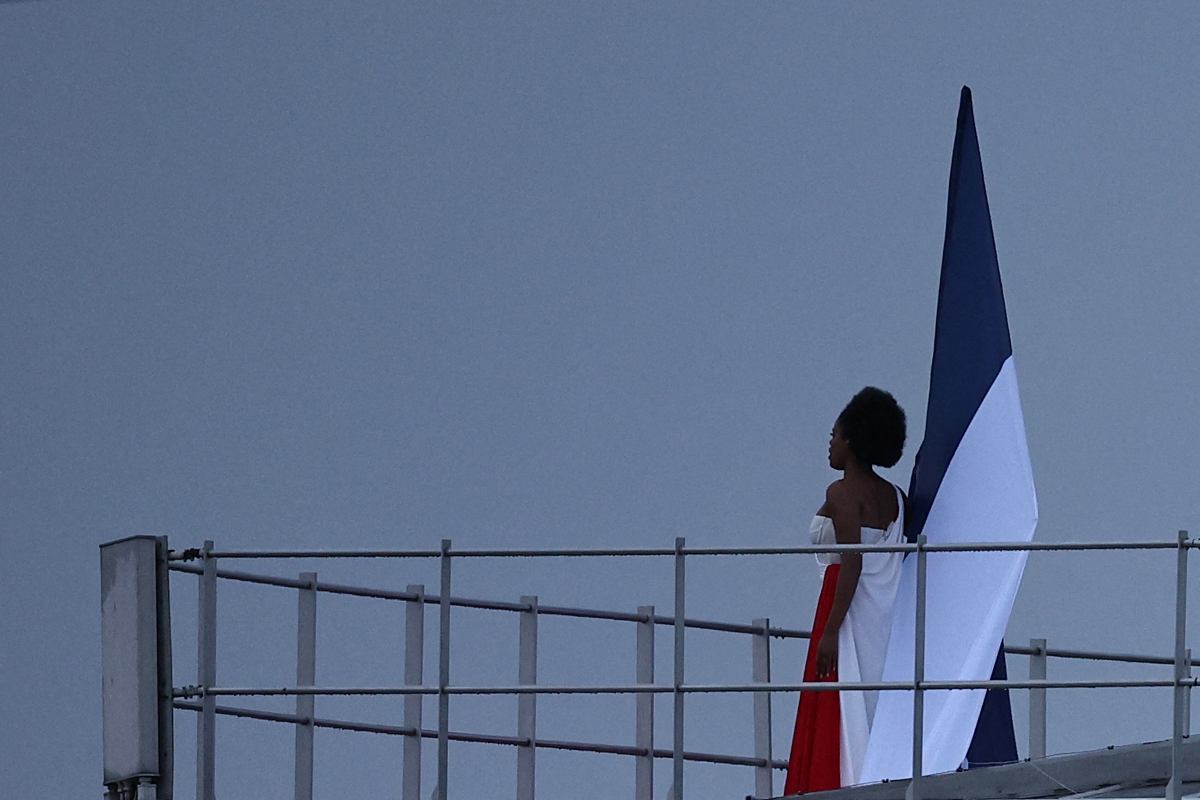 Axelle Saint-Cirel cantó el himno de Francia en el techo del Grand Palois de París (ANNE-CHRISTINE POUJOULAT/Pool via REUTERS)