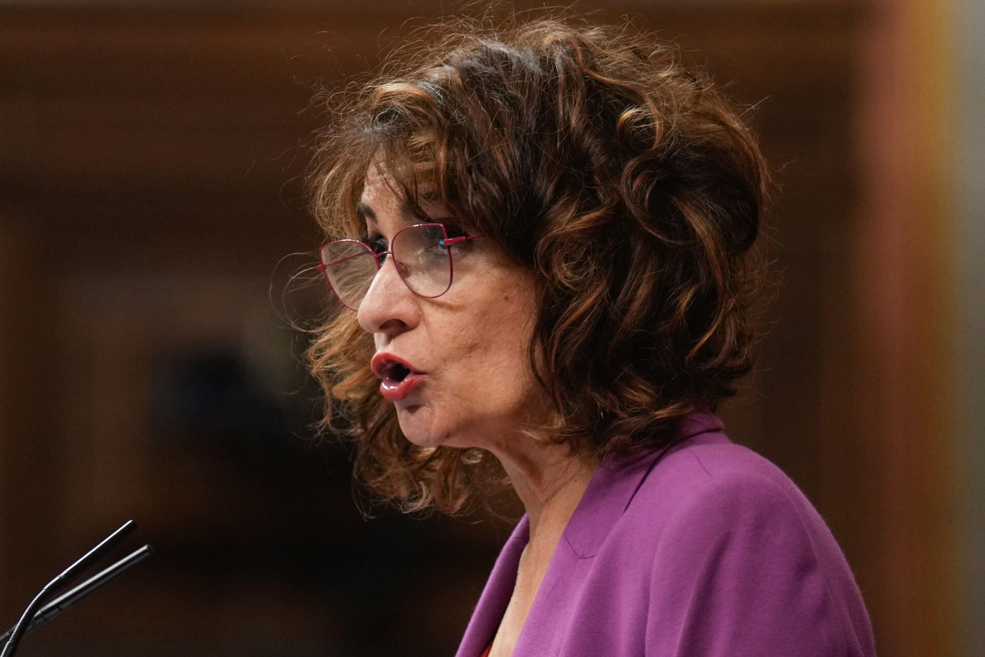 La vicepresidenta primera y ministra de Hacienda, María Jesús Montero, durante el pleno del Congreso de los Diputados celebrado este martes. (EFE/Borja Sánchez-Trillo).