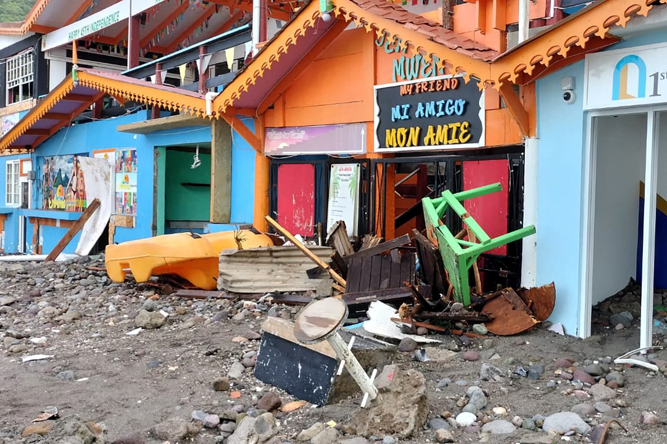 Beryl dejó severas afectaciones en las Antillas Menores; ahora se dirige a Jamaica.  (REUTERS/Thomas Leonce)