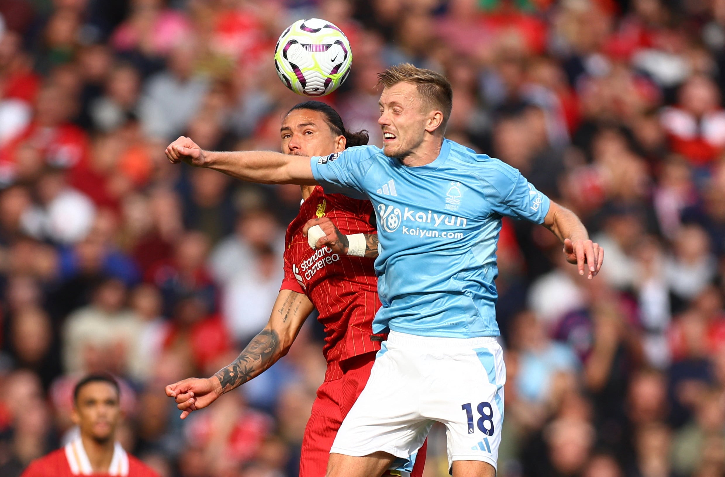 Darwin Núñez y James Ward-Prowse en la disputa de la pelota-crédito Molly Darlington/REUTERS 