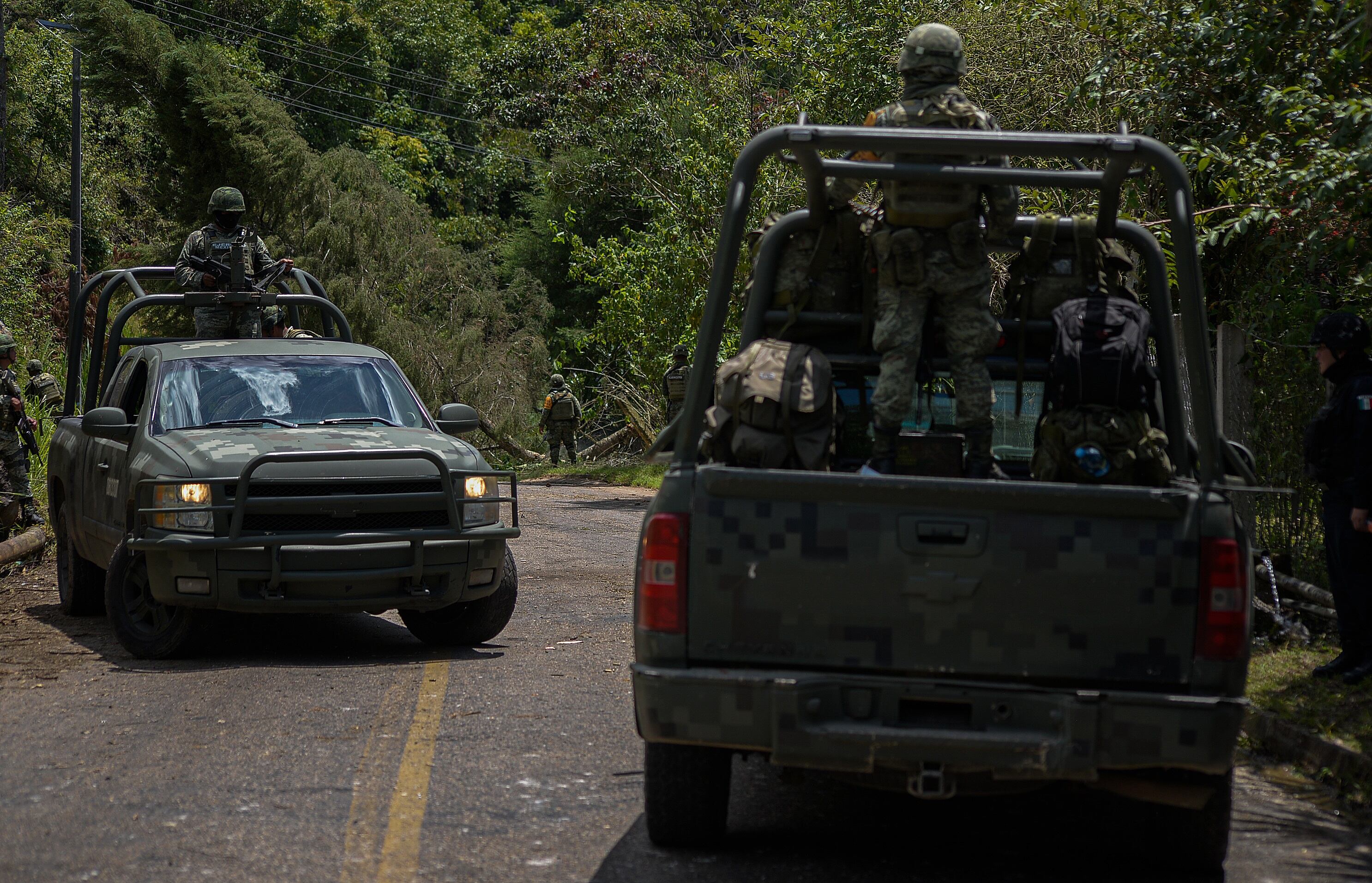 Fotografía de archivo de miembros del Ejercito Mexicano que resguardan carreteras debido a la violencia desatada en las comunidades del estado de Chiapas (México). EFE/ Carlos López
