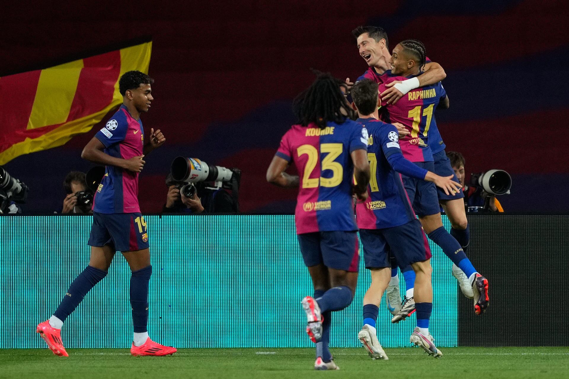 Los jugadores del FC Barcelona celebran el primer gol del equipo blaugrana ante Young Boys (EFE / Alejandro García)