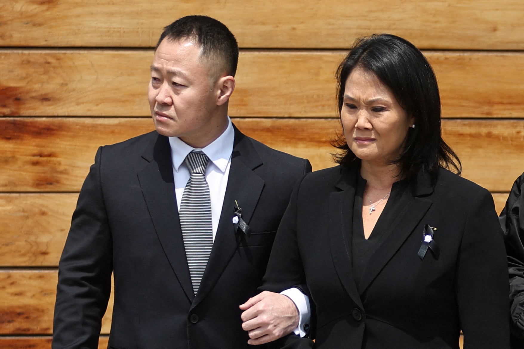 Kenji and Keiko Fujimori lloran al ver el féretro que lleva los restos de su padre, el fallecido Alberto Fujimori. REUTERS/Sebastian Castaneda