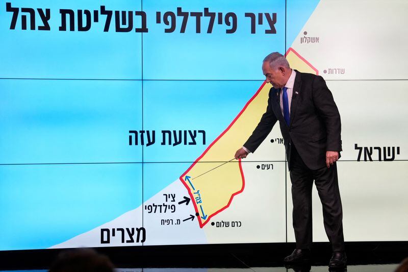 Benjamin Netanyahu, ante un mapa de la Franja de Gaza, sostiene que Israel debe mantener el control sobre el corredor Filadelfia