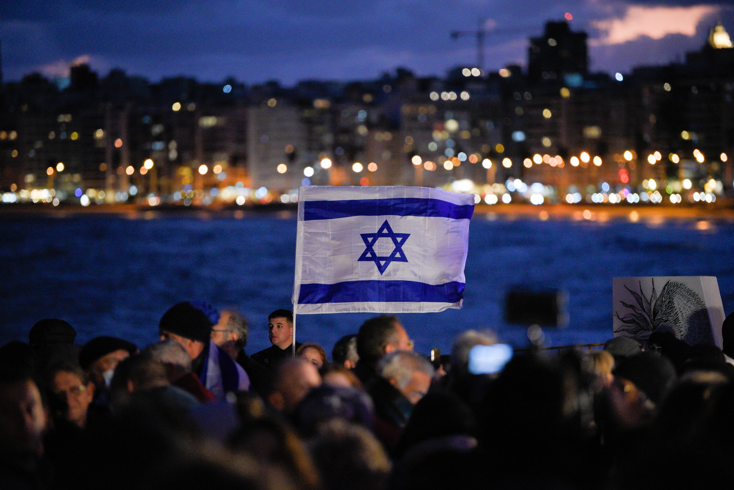 Personas se manifiestan en apoyo a Israel, en la ciudad de Montevideo (Uruguay), en una fotografía de archivo. EFE/ Gianni Schiaffarino
