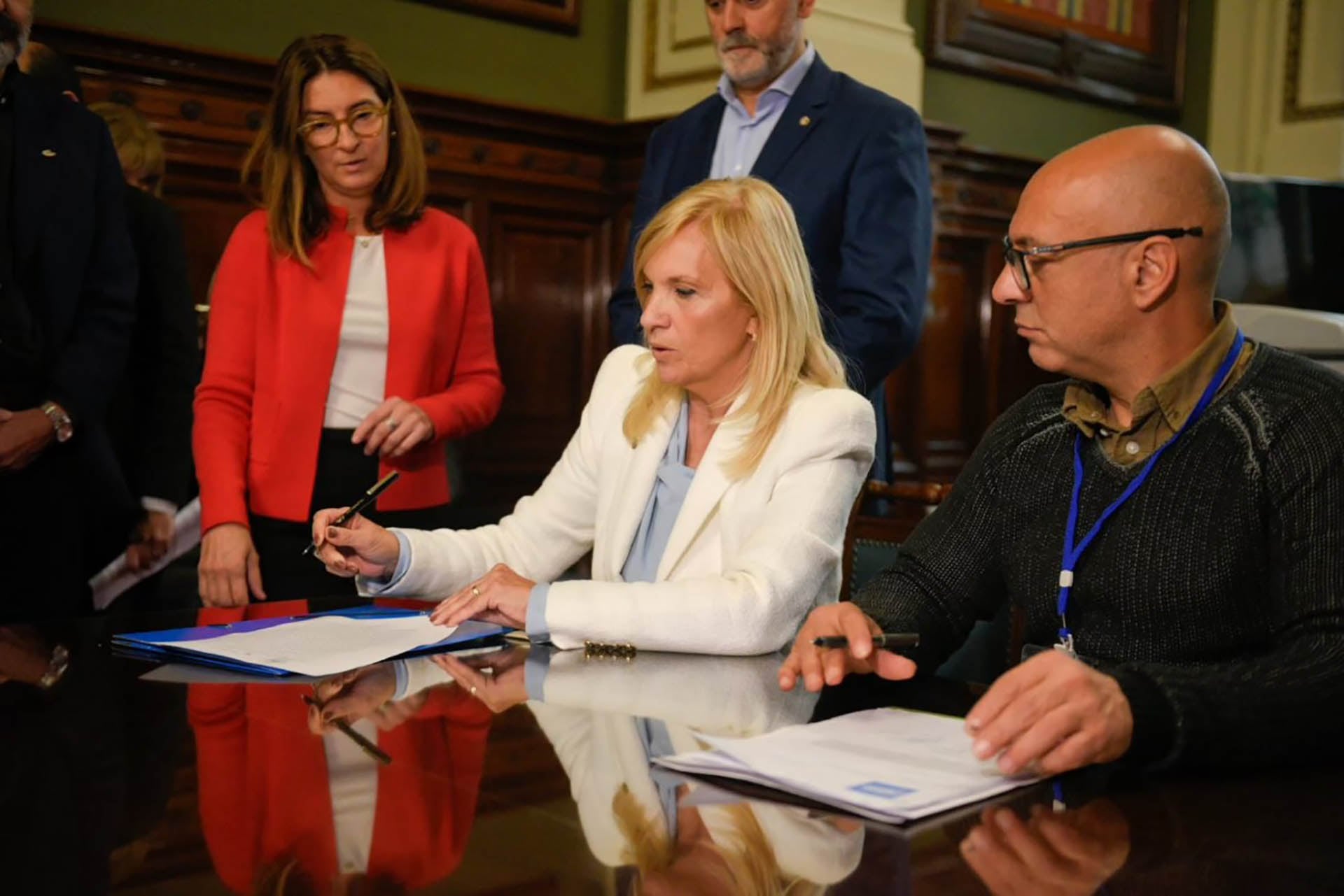 plebiscito pit cnt
La vicepresidenta de Uruguay, Beatriz Argimón, junto al presidente del PIT-CNT, Marcelo Abdala, la recibir las firmas en el Palacio Legislativo, la sede del Congreso uruguayo (PIT-CNT)