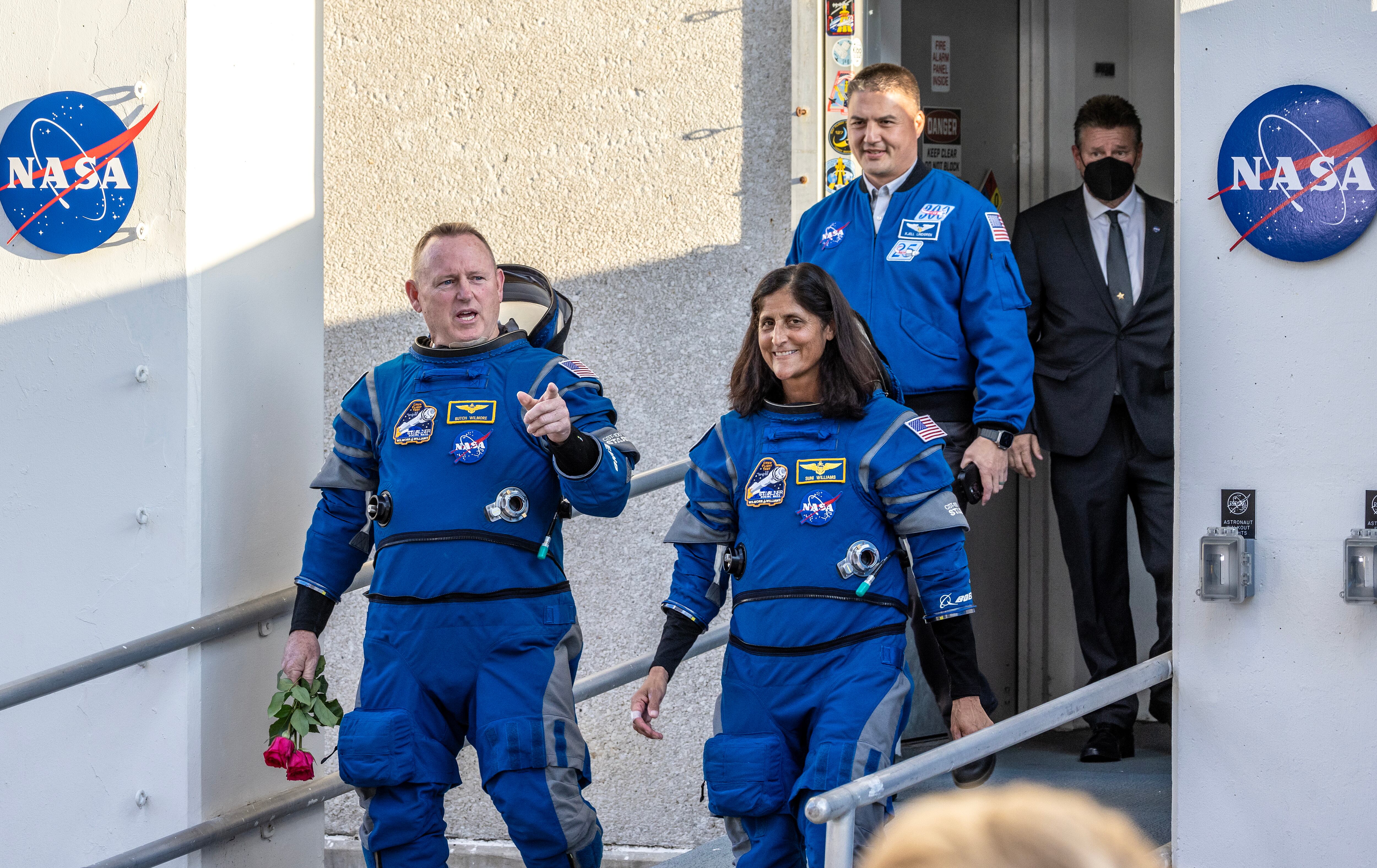 Miembros de la tripulación de vuelo de prueba de Boeing de la NASA, Butch Wilmore (L) y Suni Williams (EFE/CRISTÓBAL HERRERA-ULASHKEVICH)
