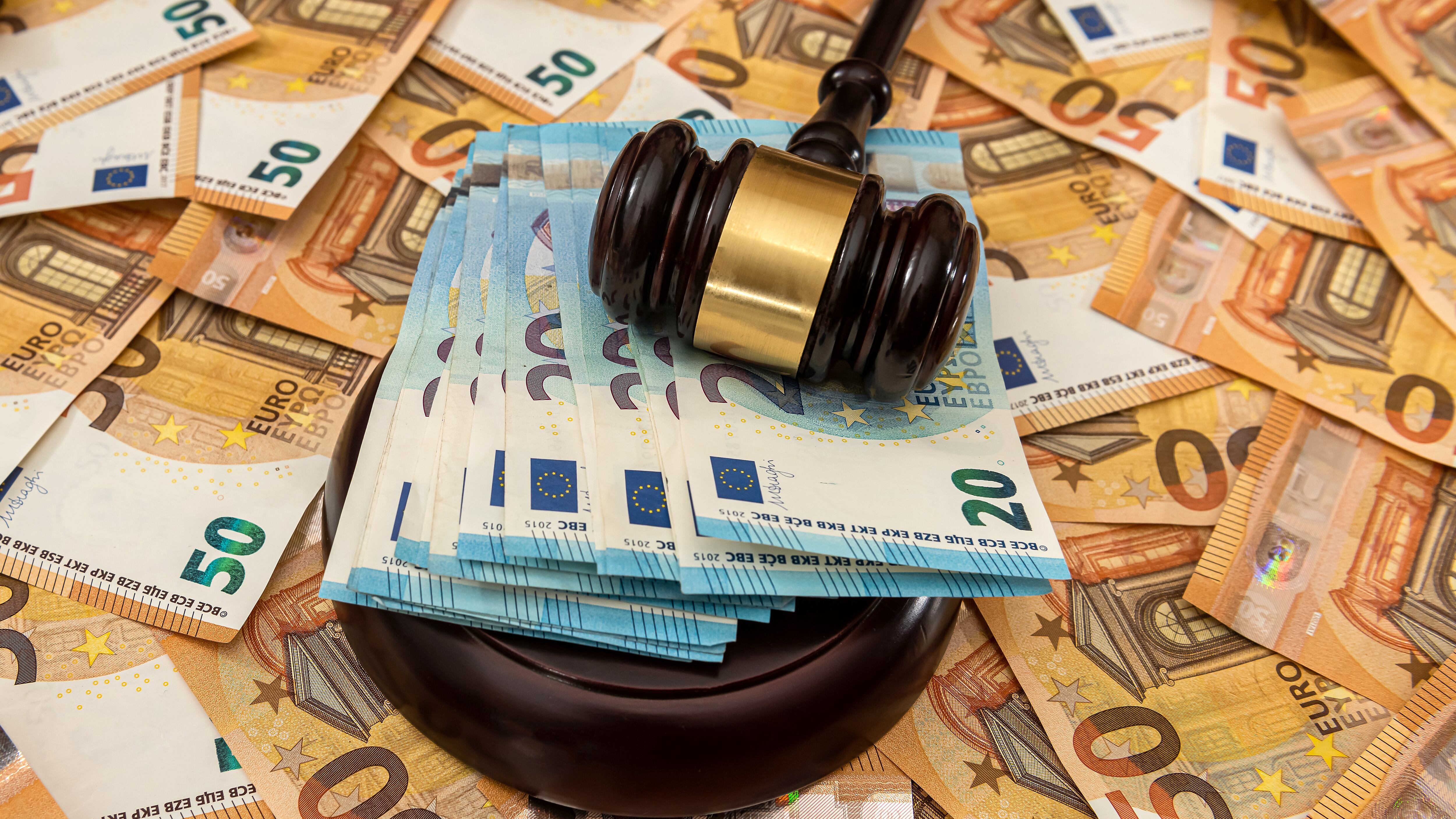 Un mazo de un tribunal con euros (ShutterStock).