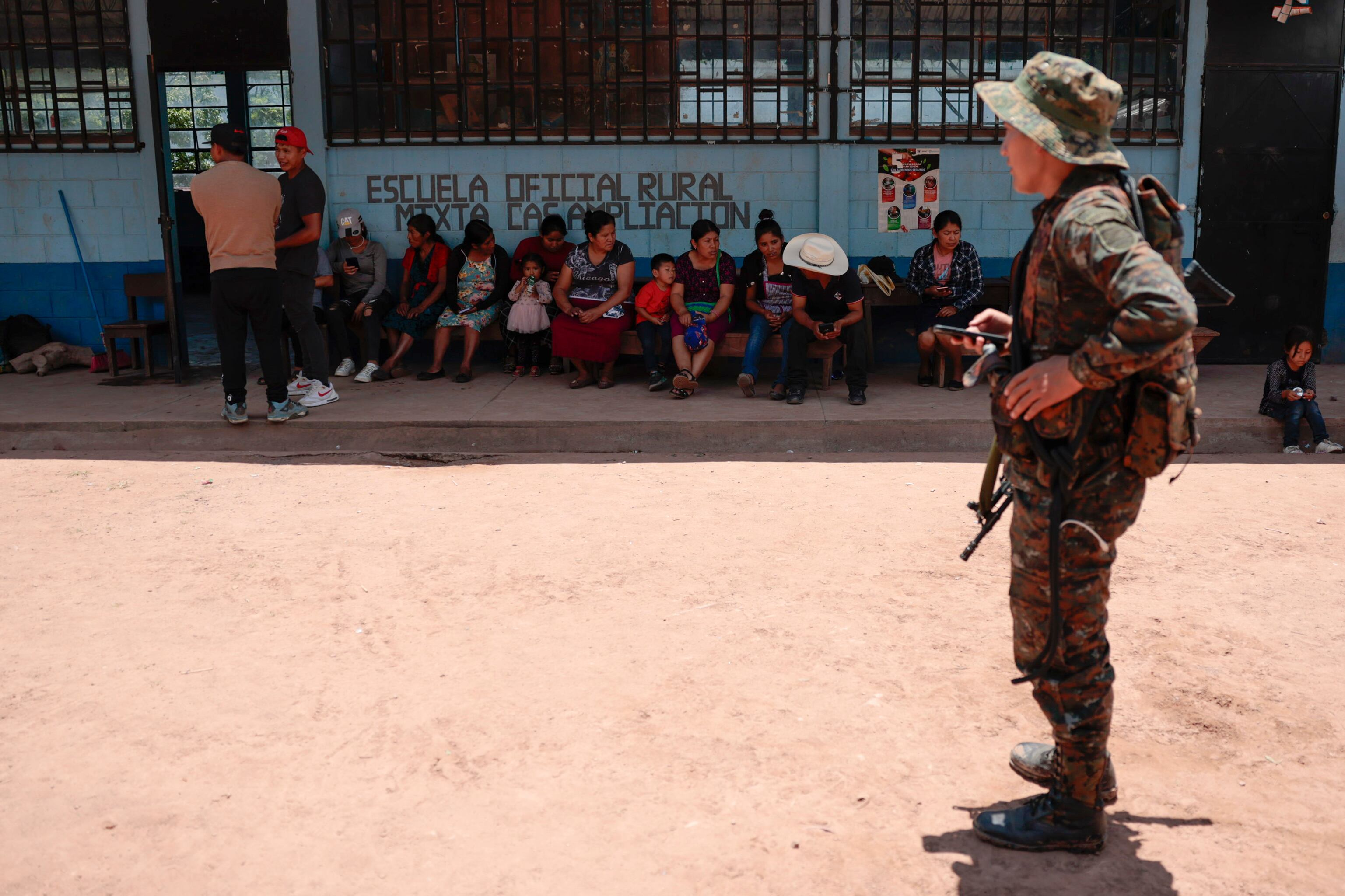 Pobladores del estado sureño mexicano de Chiapas descansan en una escuela donde encontraron refugio este jueves, en la comunidad Ampliación Nueva Reforma, en Huehuetenango (Guatemala). EFE/ David Toro
