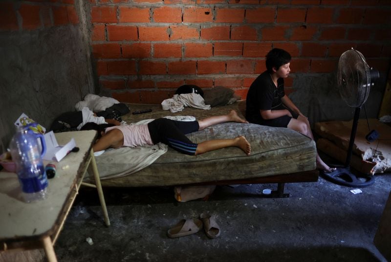 Milagros Blanco, de 11 años, descansa en la cama mientras se recupera de la fiebre del dengue junto a su hermano, en su casa de Villa Fiorito, un vecindario pobre de las afueras de Buenos Aires, Argentina, el 27 de febrero de 2024. Foto de archivo. REUTERS/Agustín Marcarian