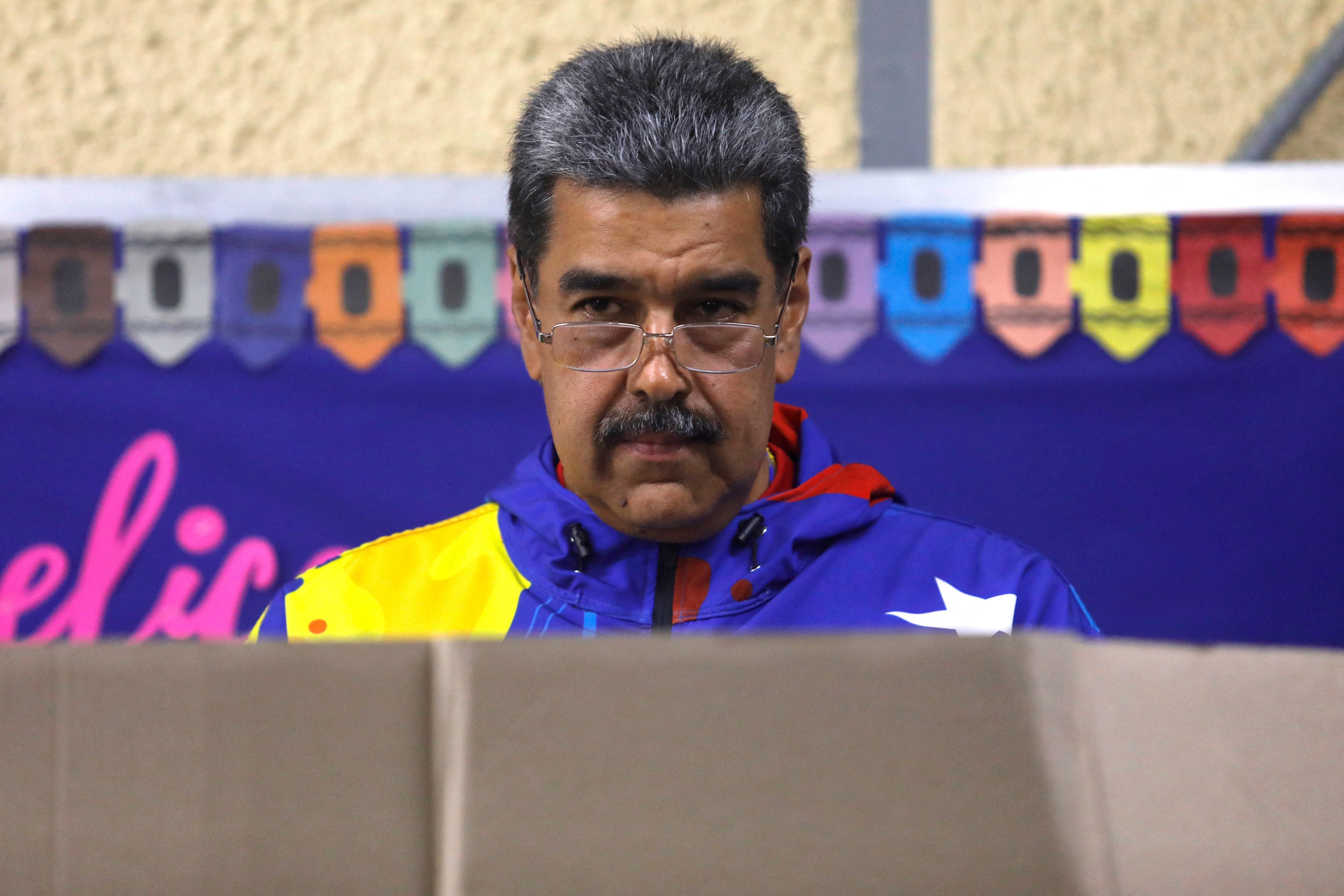 Maduro durante la emisión de su voto en Caracas (REUTERS/Fausto Torrealba)