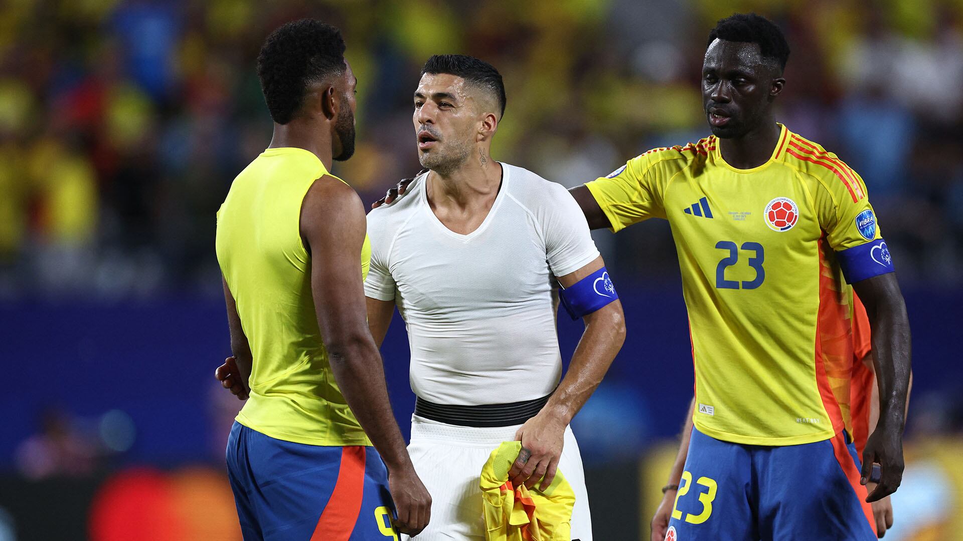 cruce entre Borja y Luis Suárez Uruguay vs Colombia