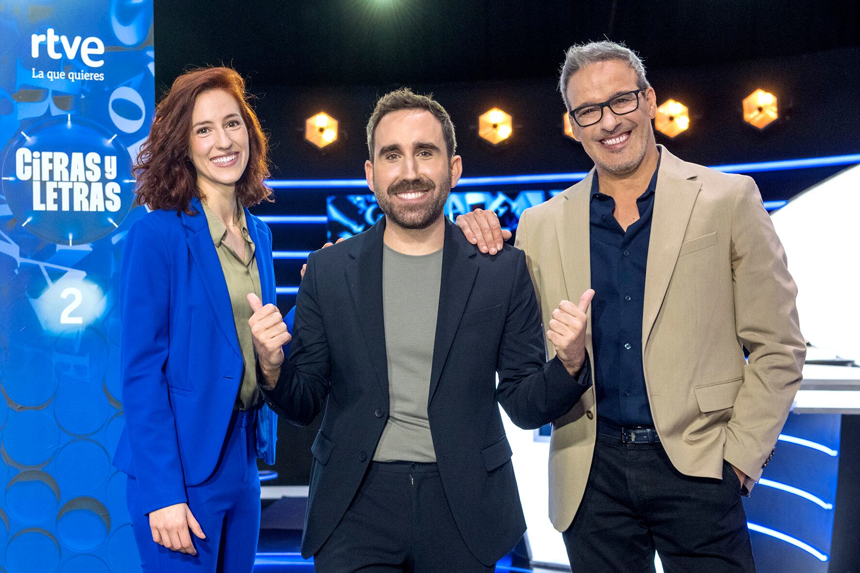 Aitor Albizua, presentador de 'Cifras y letras', junto a los expertos Elena Herraiz y David Calle. (RTVE)