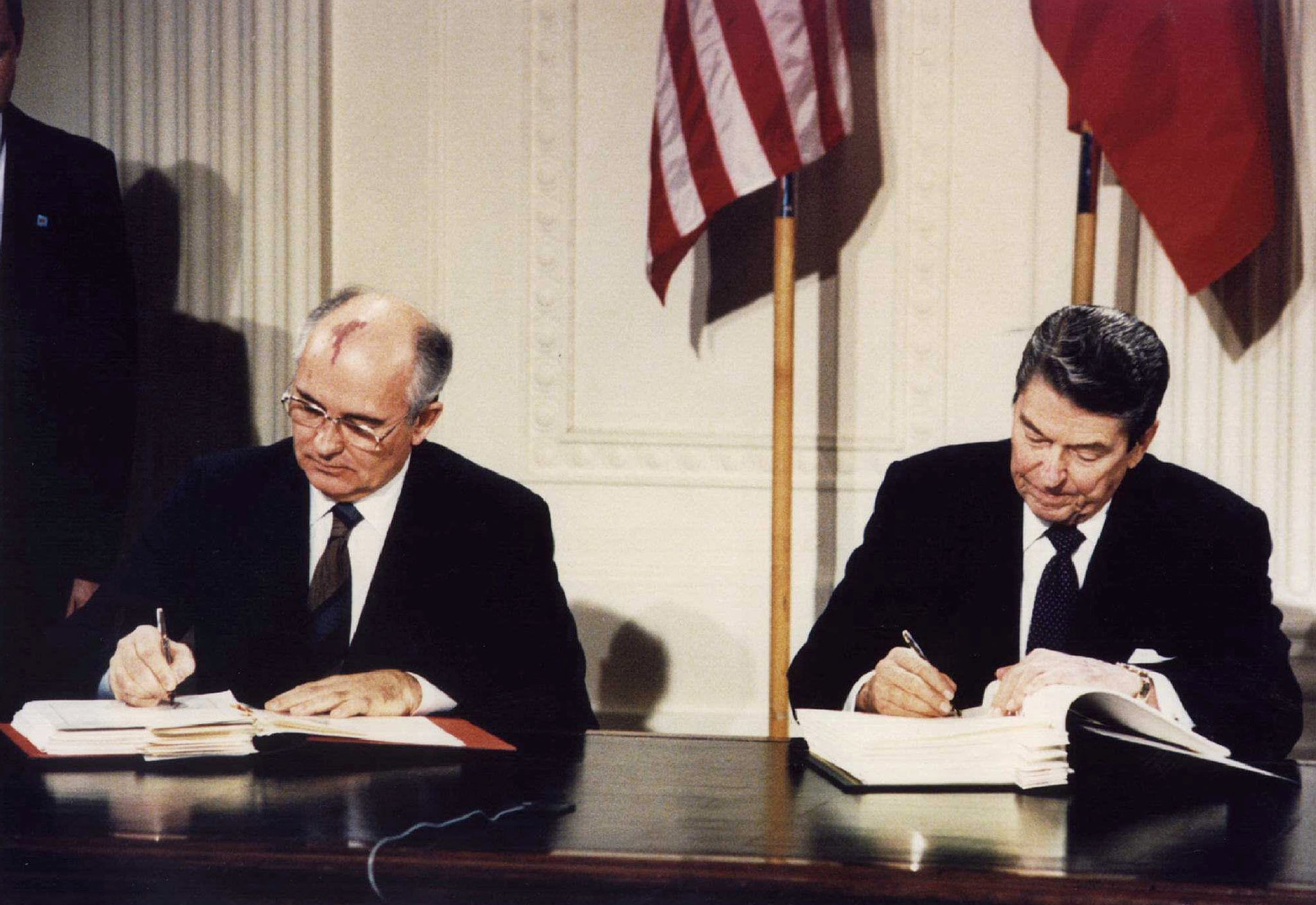 Ronald Reagan y Mikhail Gorbachev en 1987 (Foto: REUTERS/Dennis Paquin)